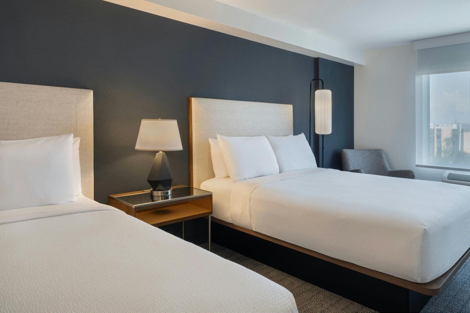 Queen Room with City View - High Floor