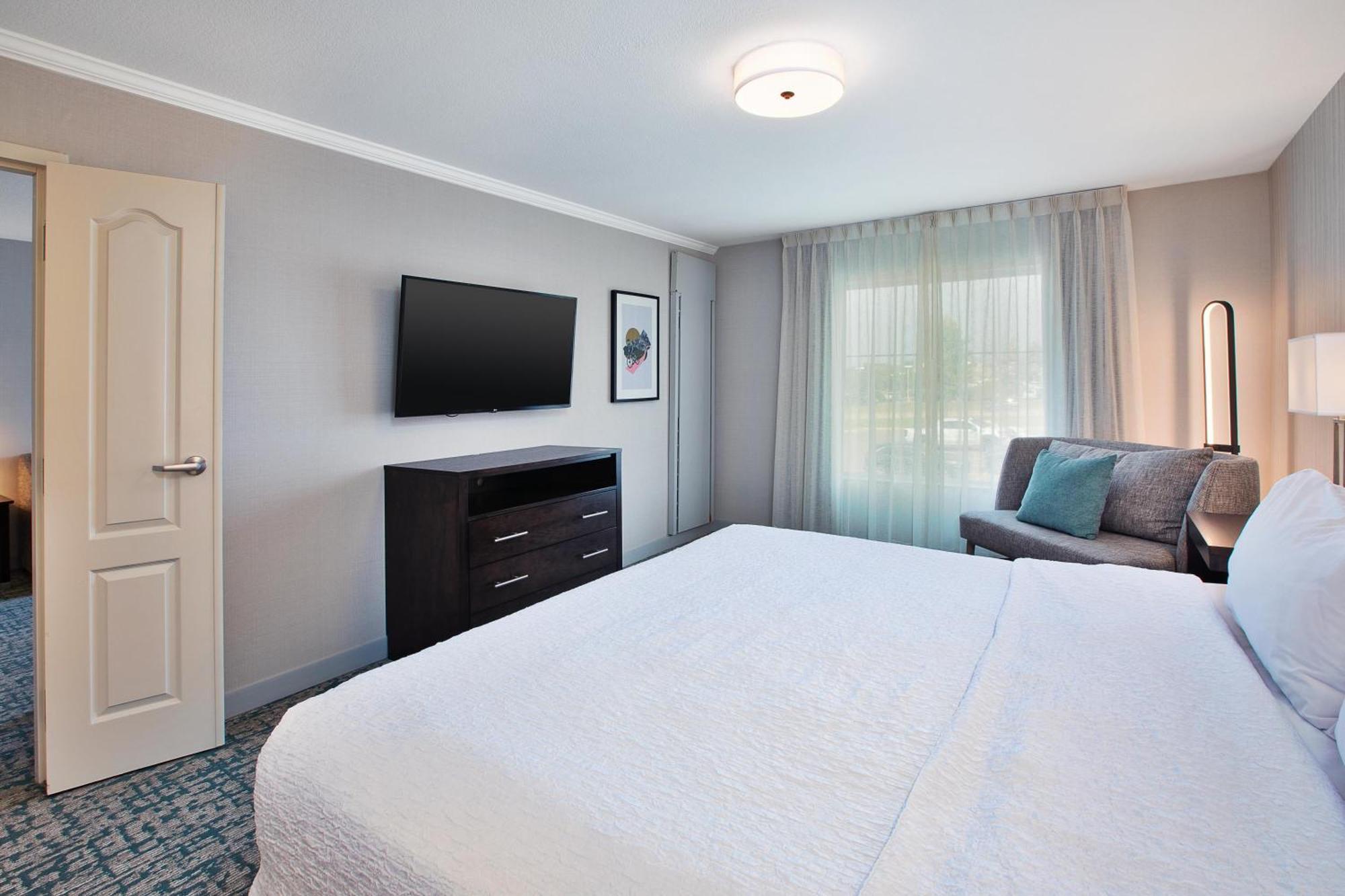 One-Bedroom King Suite - Non-Smoking