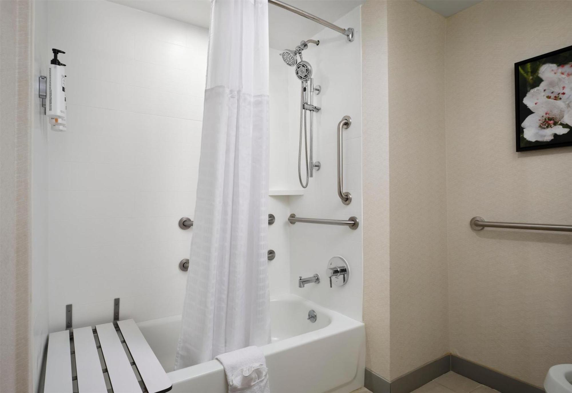 King Room with Accessible Tub - Mobility Access