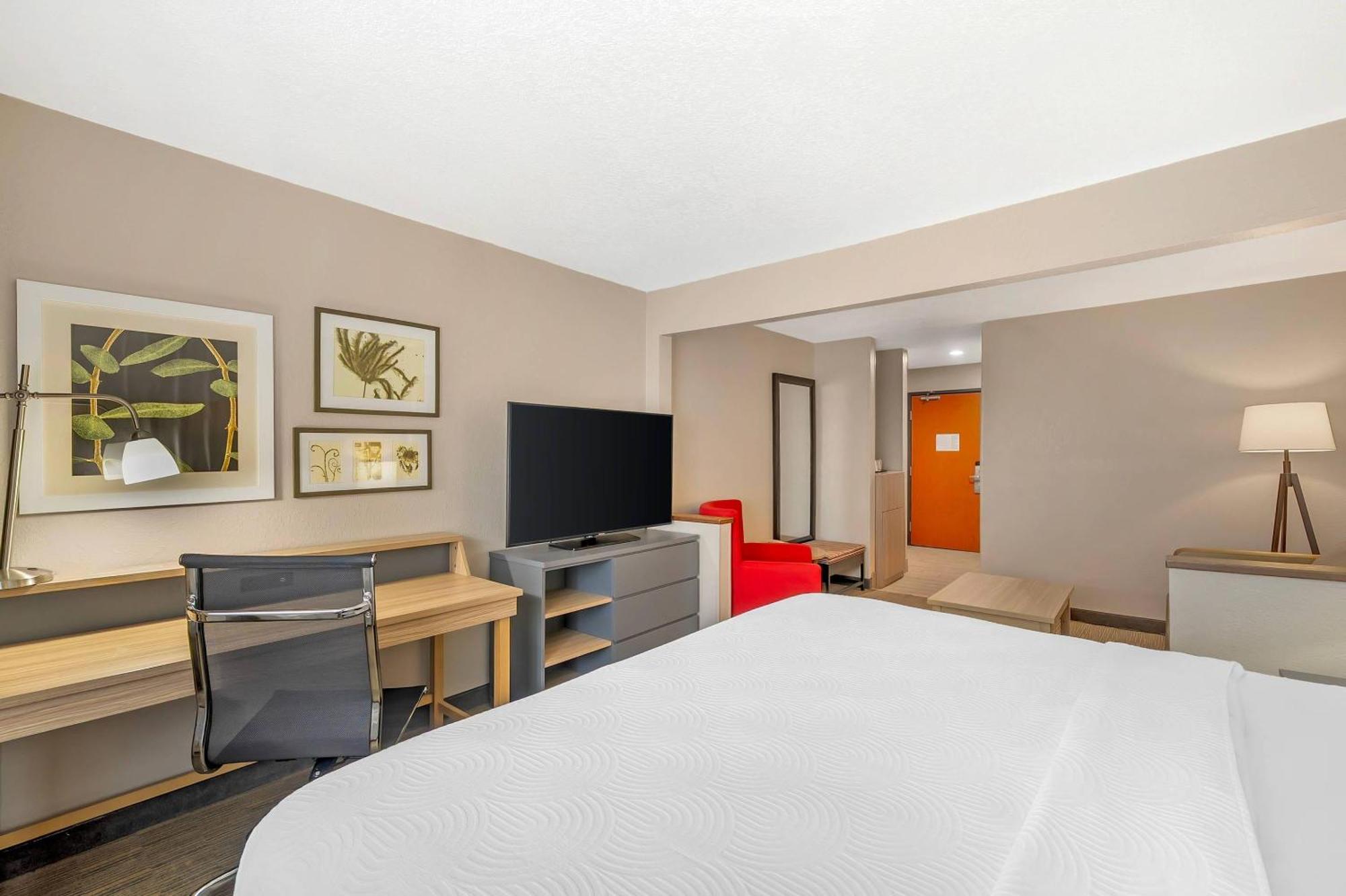 King Suite with Roll-In Shower - Disability Access/Non Smoking