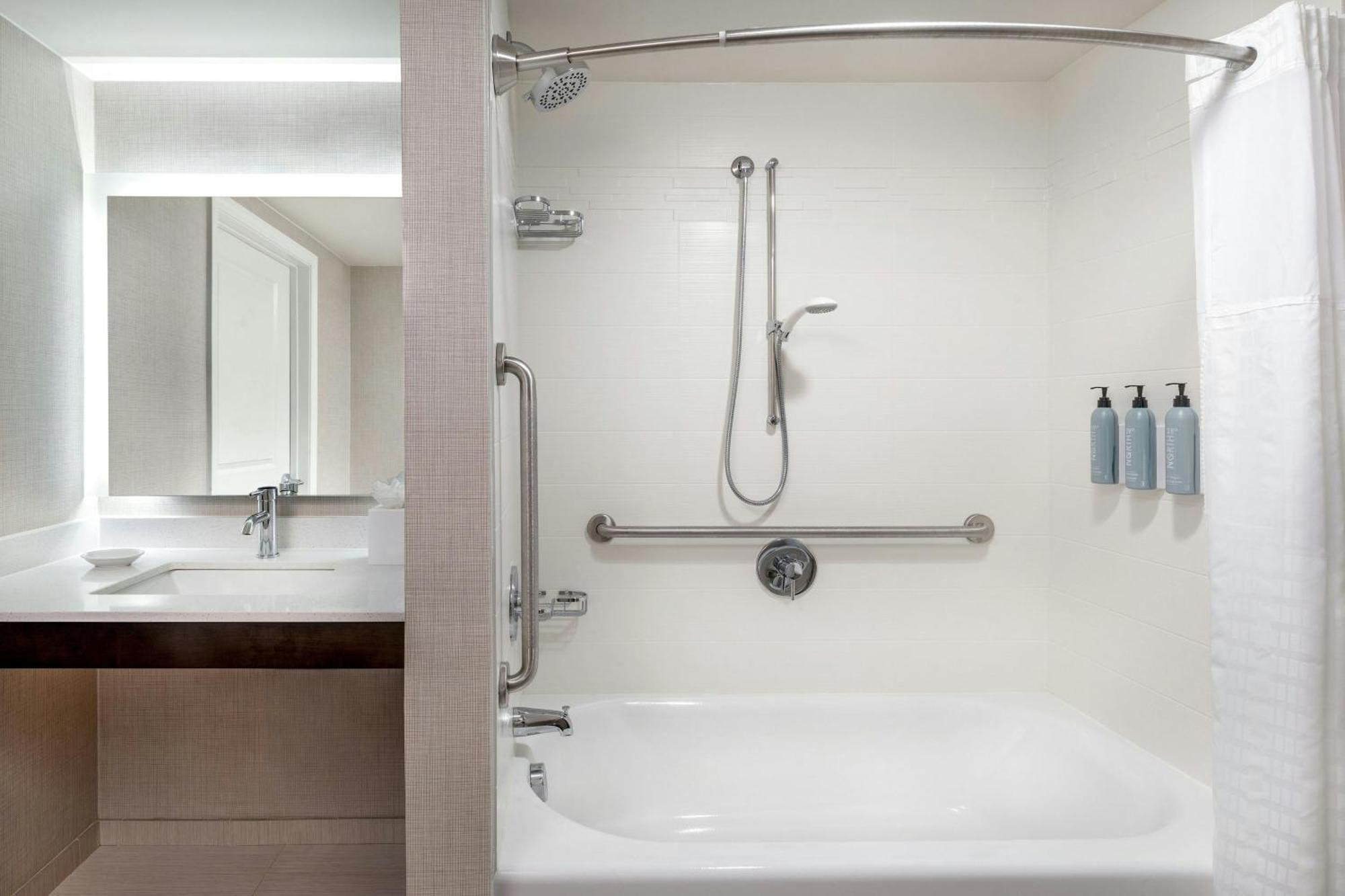 One-Bedroom King Suite with Sofa Bed and Adapted Tub - Mobility and Hearing Accessible