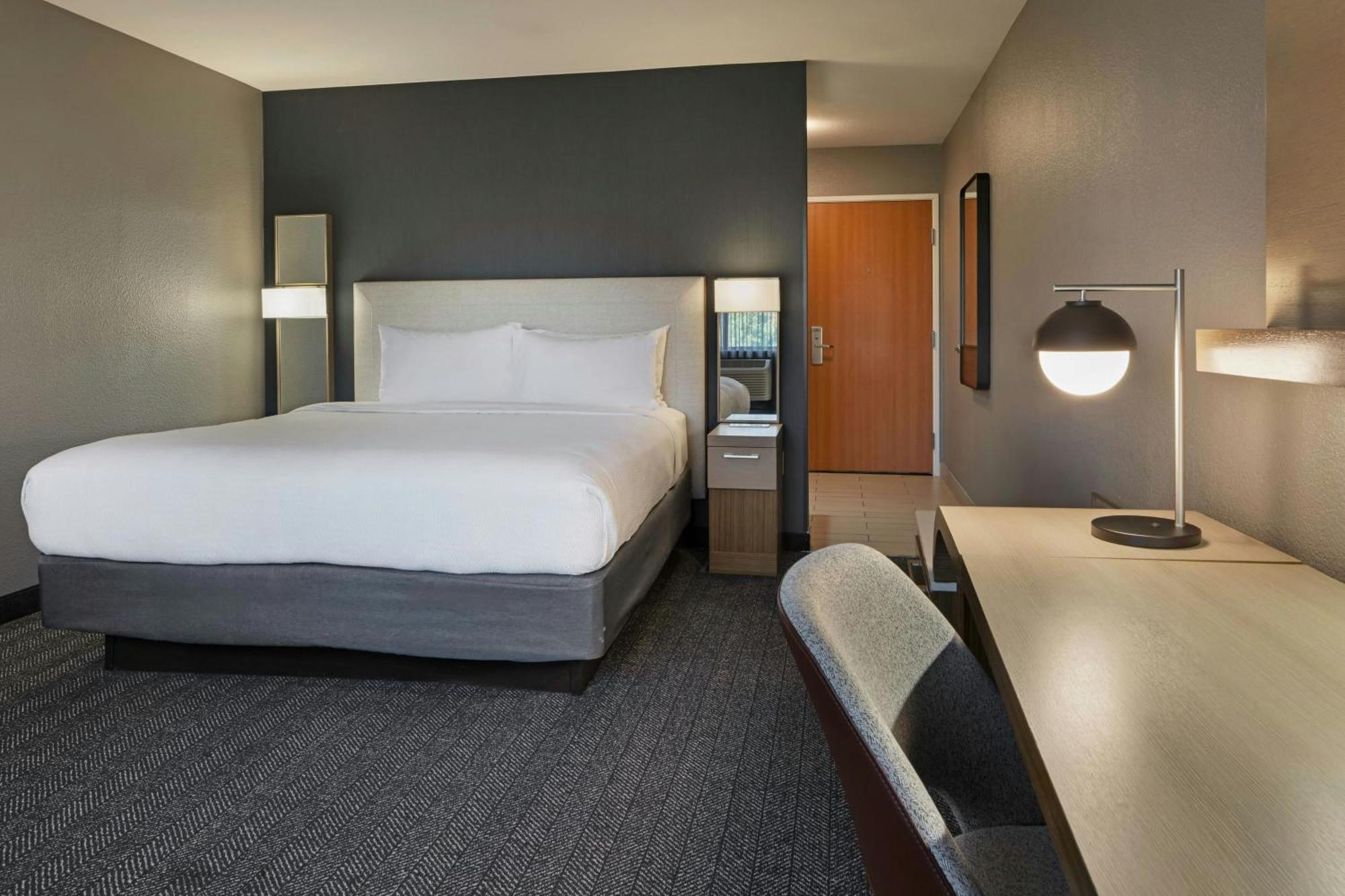 King Room with Transfer Shower - Mobility and Hearing Accessible