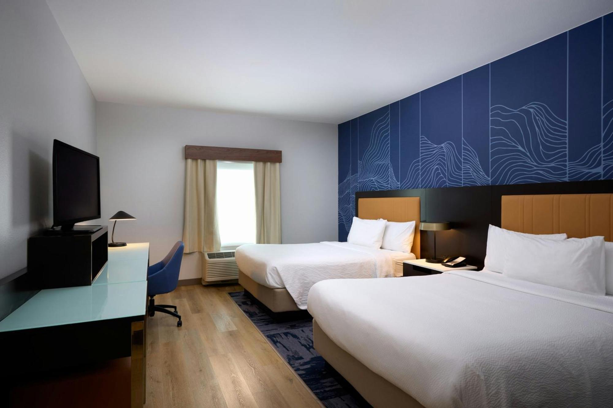 Queen Room with Two Queen Beds and Bathtub - Mobility Access