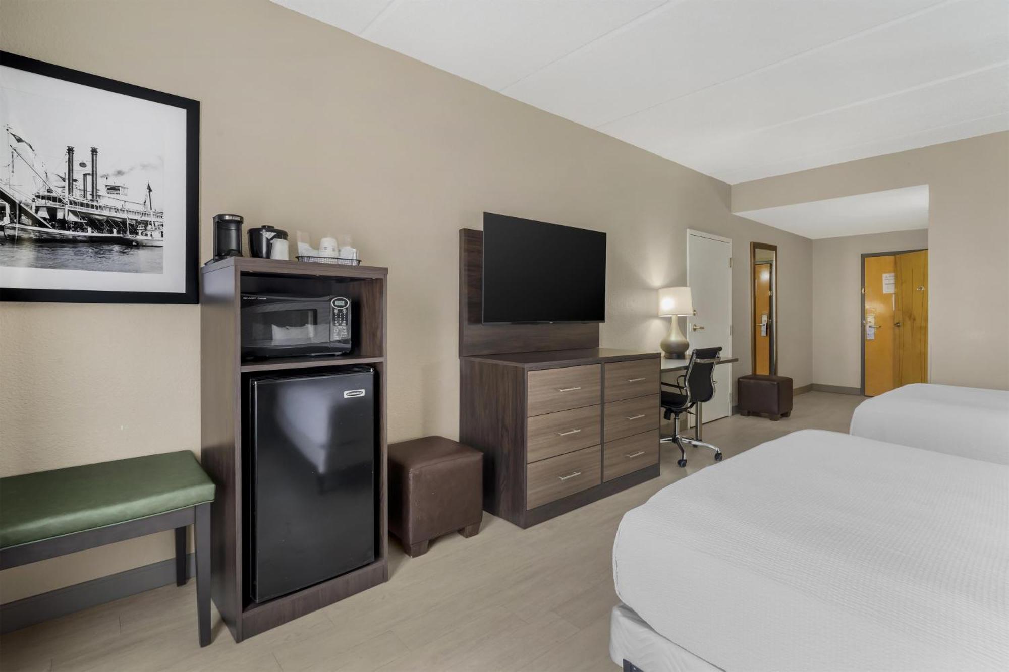 Queen Room with Two Queen Beds and Bath Tub - Disability Access