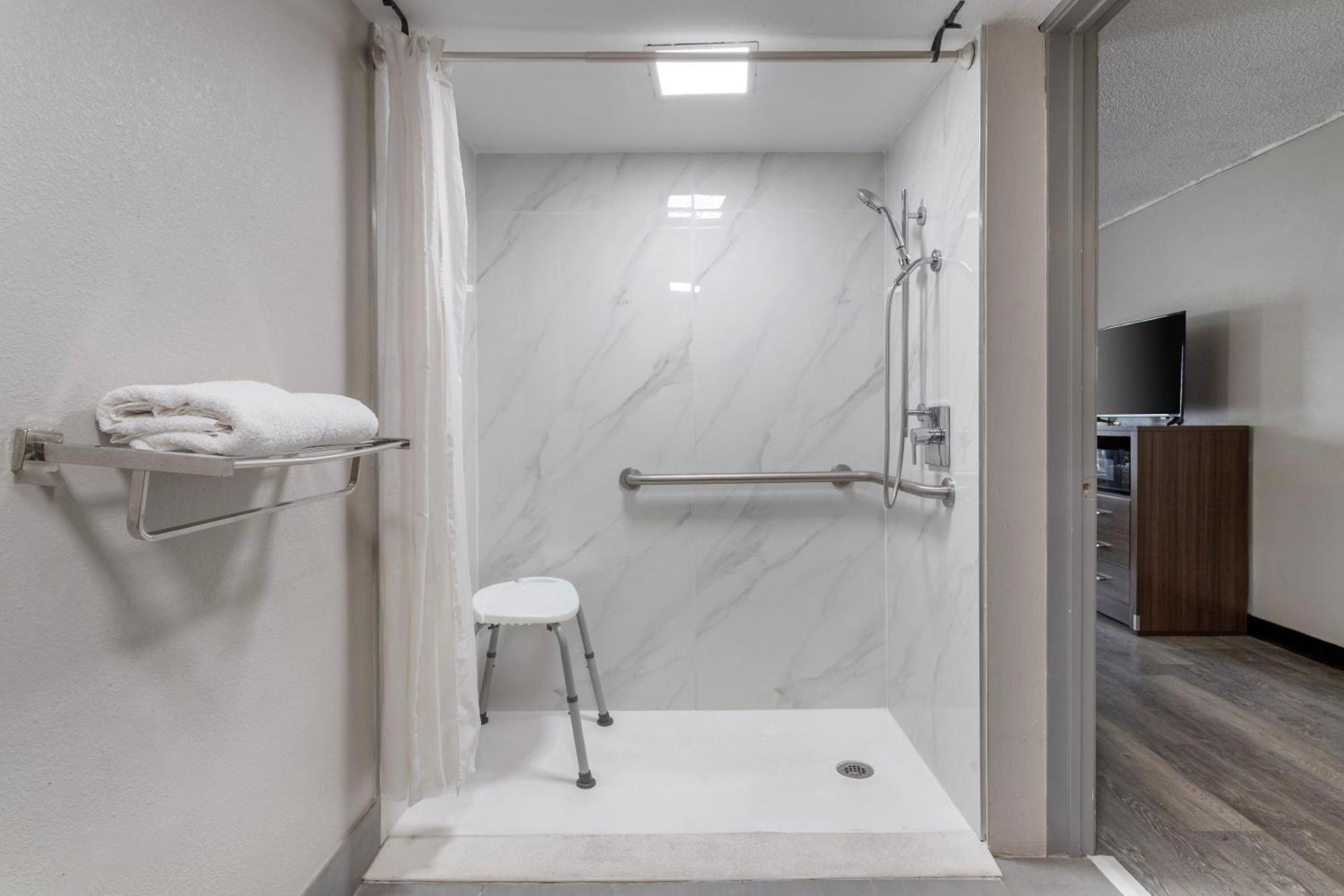 King Room Roll Shower Mobility Access or Non-Smoking,1756555466:JPEG