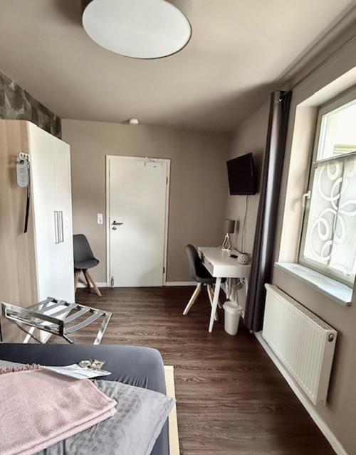 Small Double Room,1743089038:JPEG