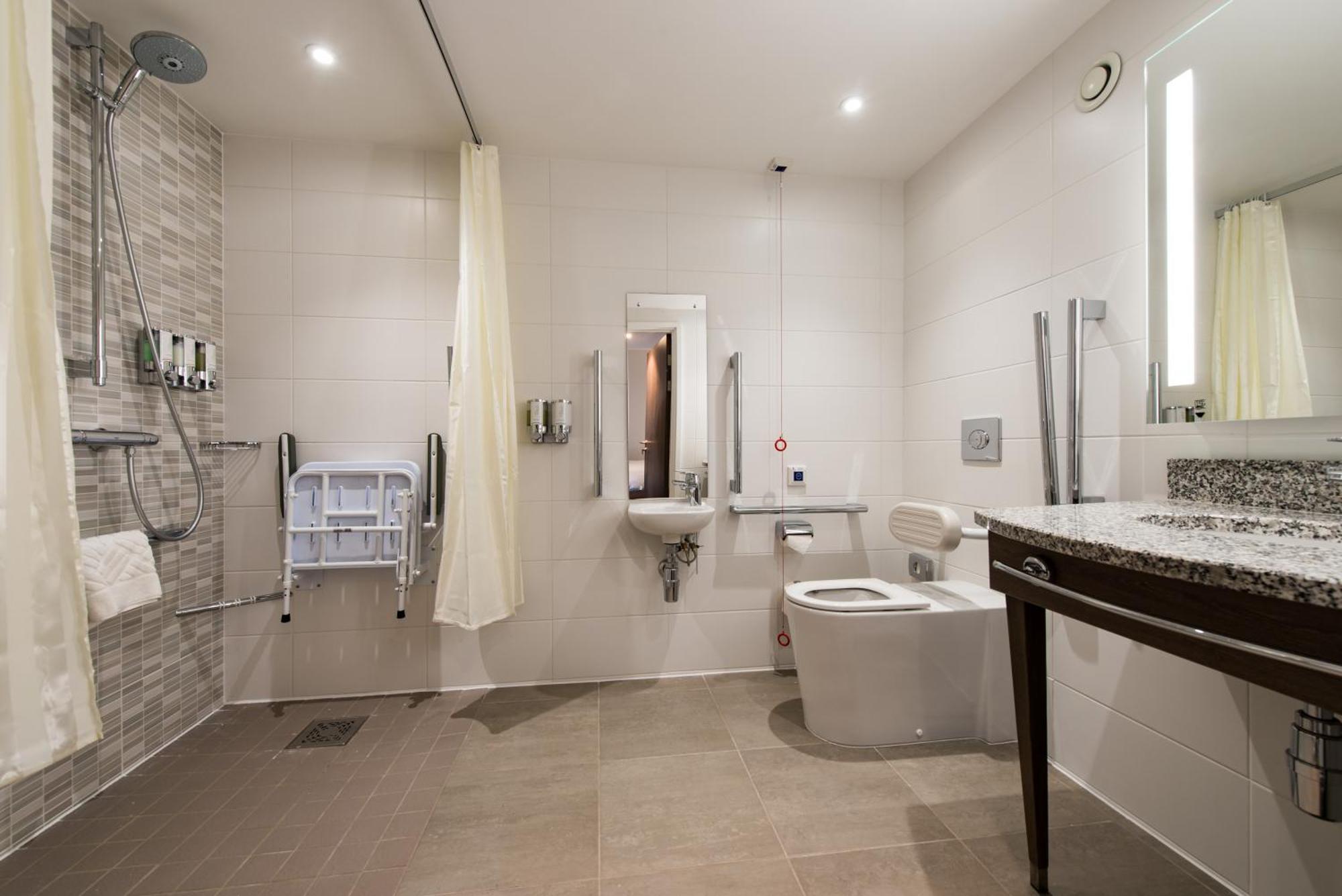 Habitación con cama grande adaptada para personas de movilidad reducida