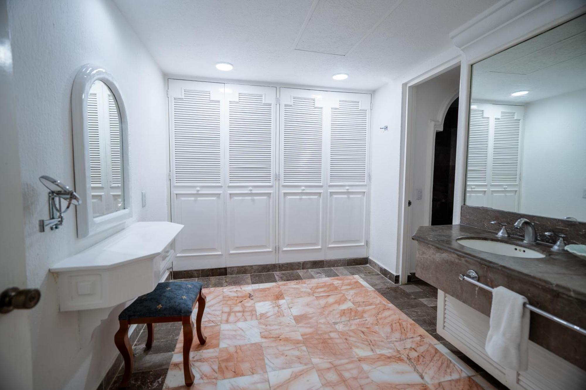 Suite con cama extragrande y vistas al mar