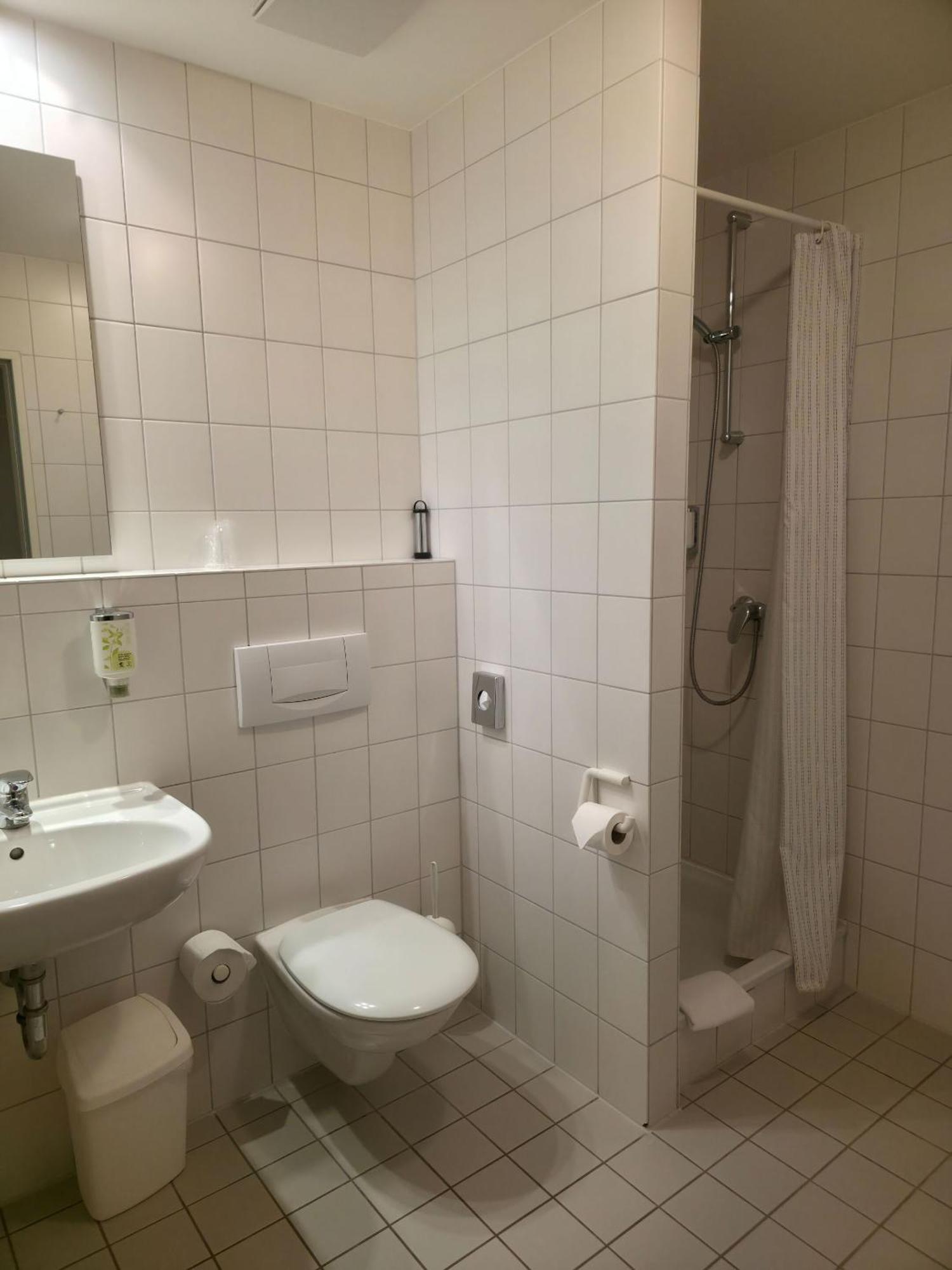 Dreibettzimmer mit Dusche