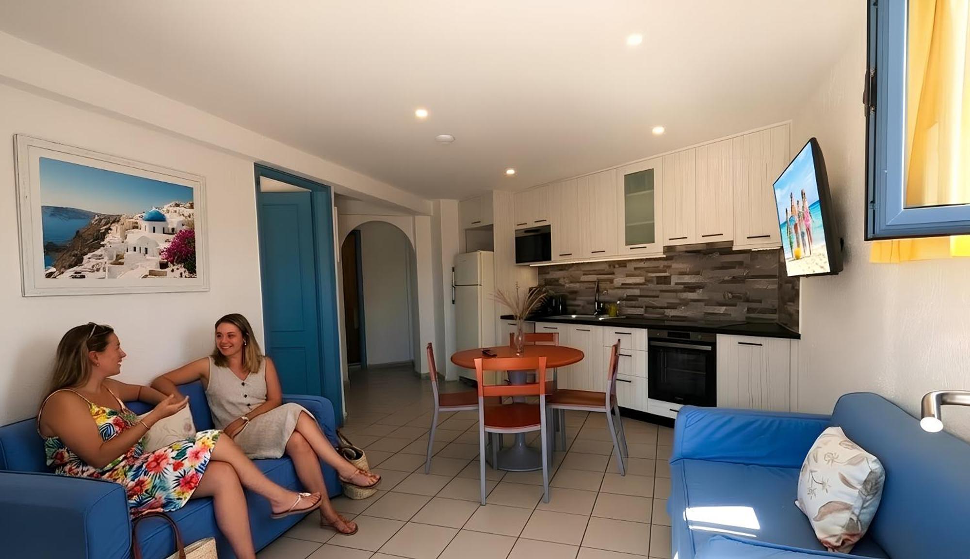 Appartamento con 2 Camere da Letto e Vista Piscina