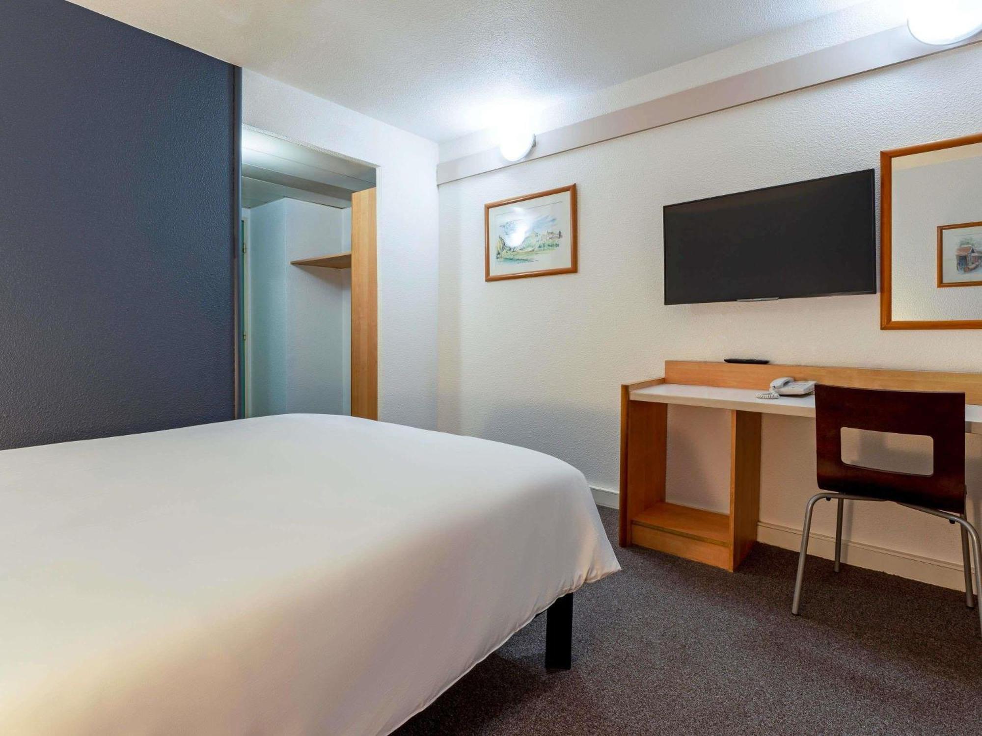 Standard Room with One Double Bed and One Single Bed,1746903356:JPEG
