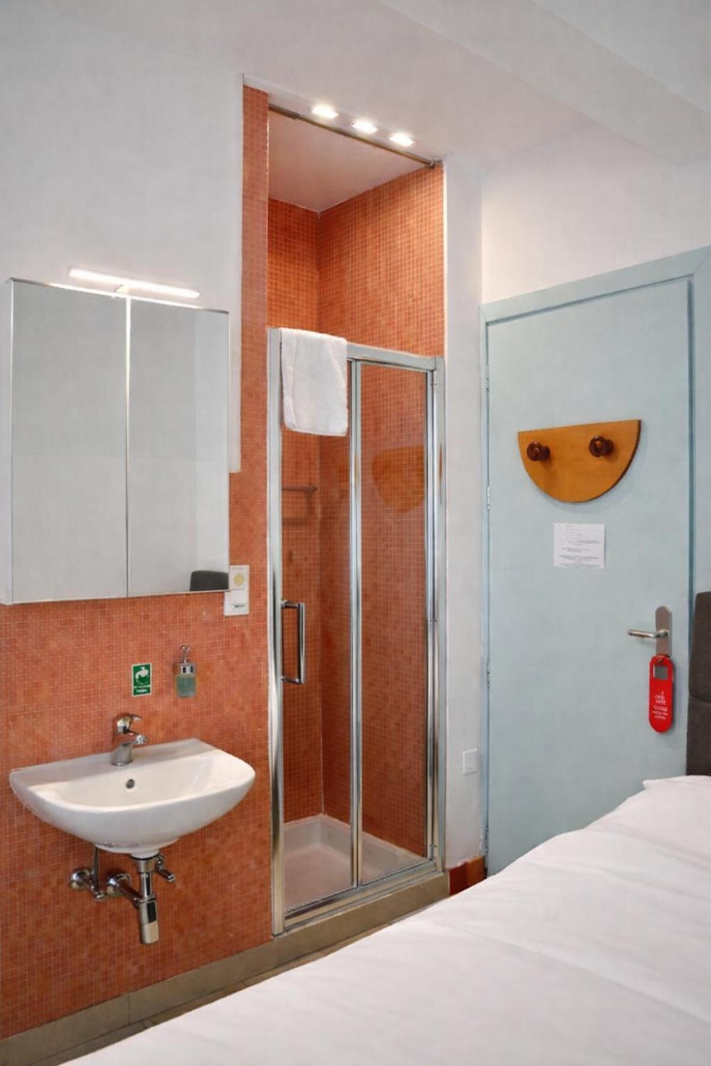 Chambre Double avec Toilettes Communes