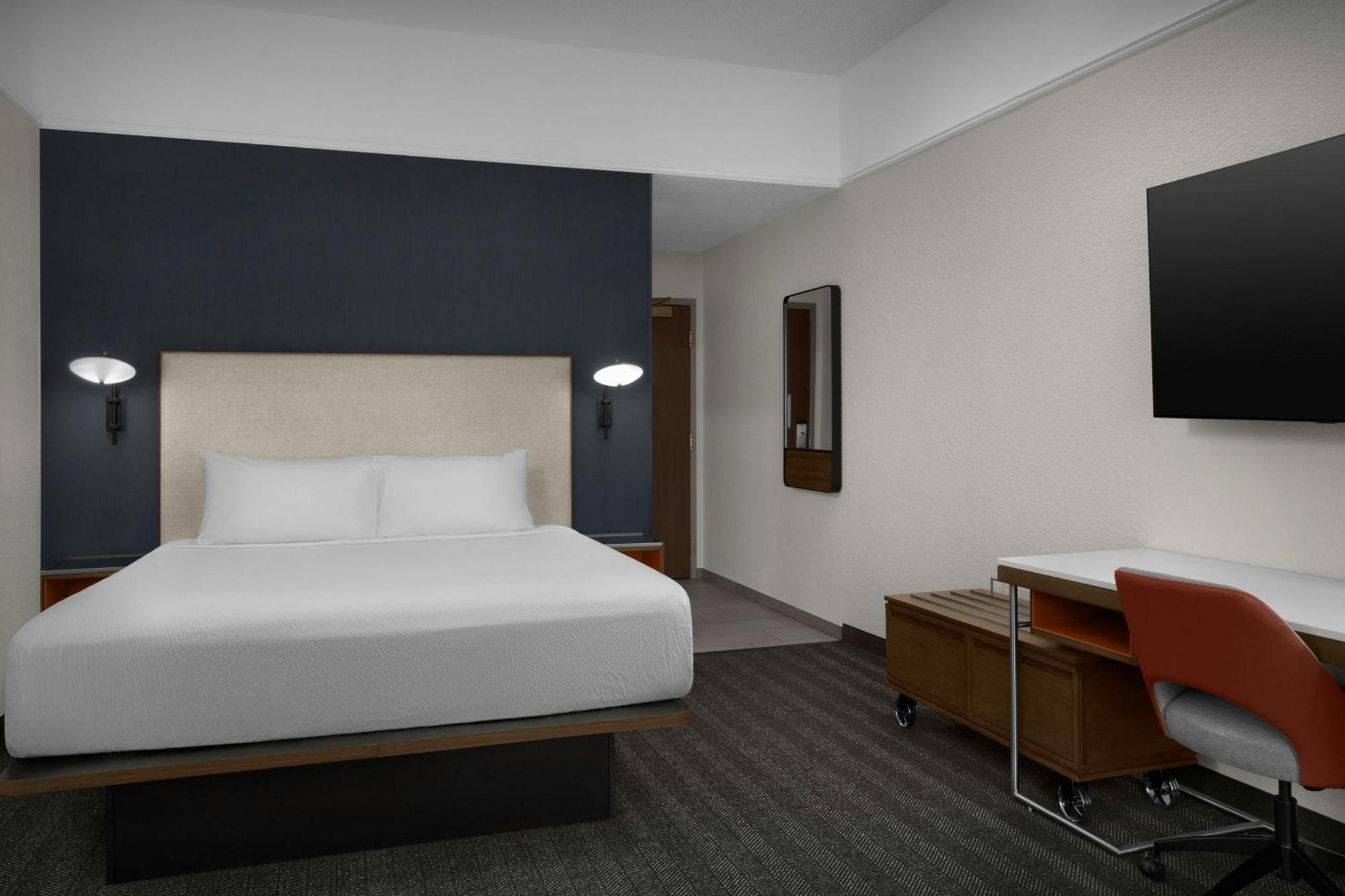 King Room with Bathtub and Sofa Bed - Mobility Access/Hearing Accessible