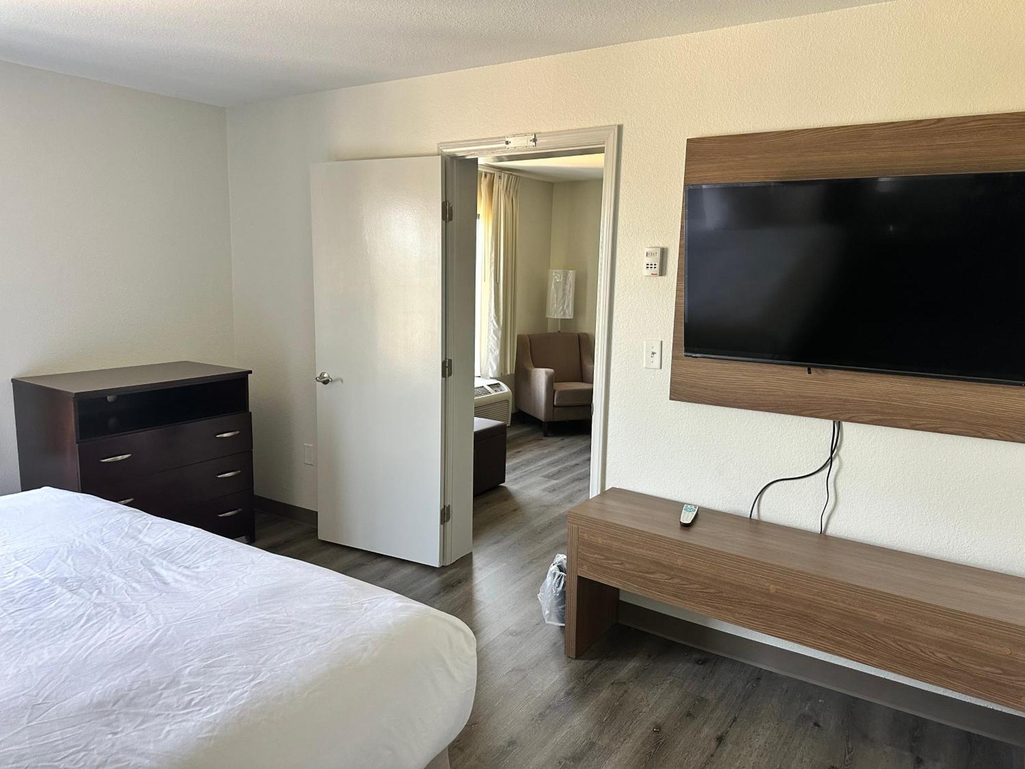 King Suite with Transfer Shower- Accessible/Non Smoking/1st Floor