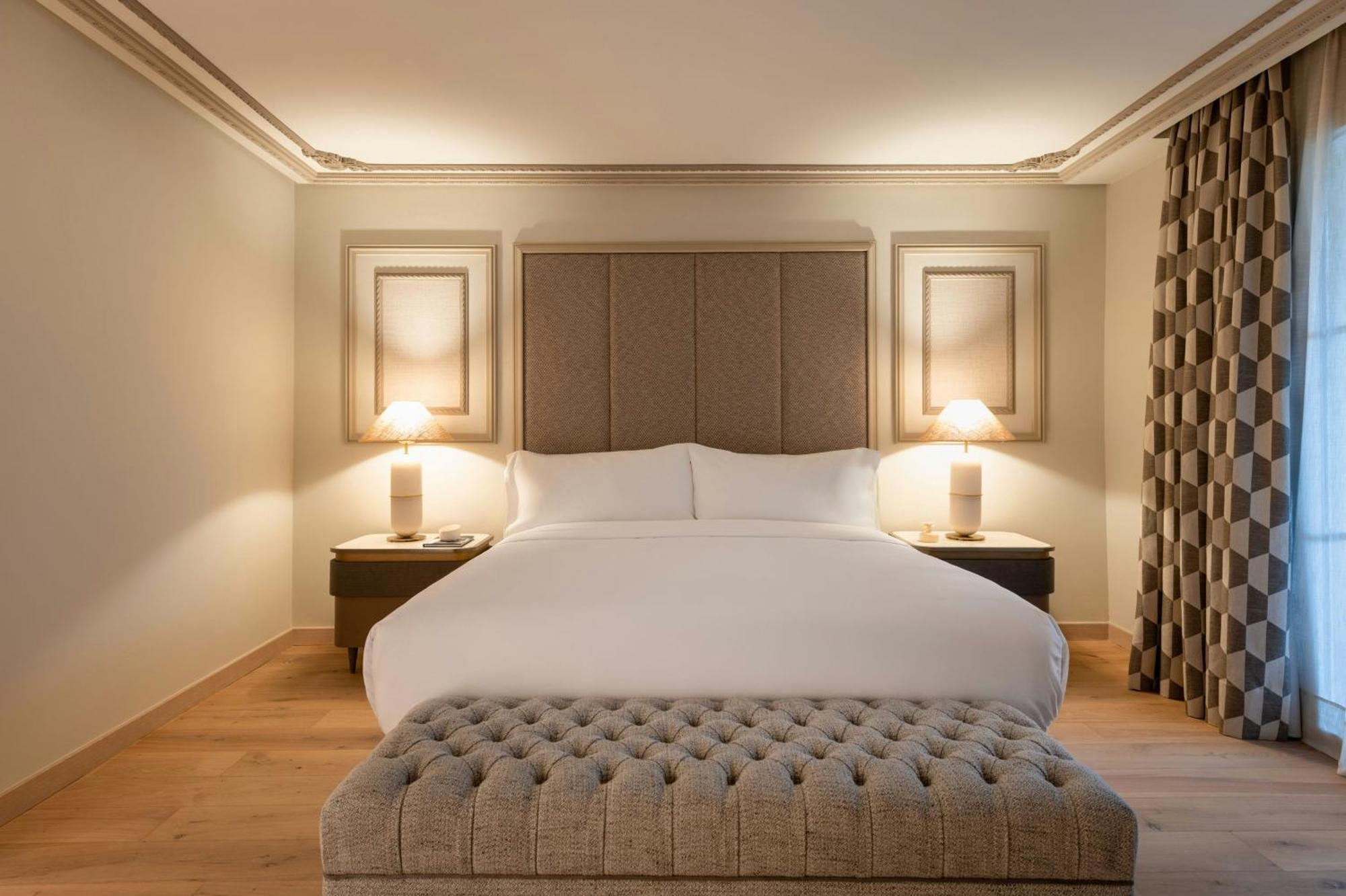 Suite Junior con cama extragrande, balcón y vistas al jardín