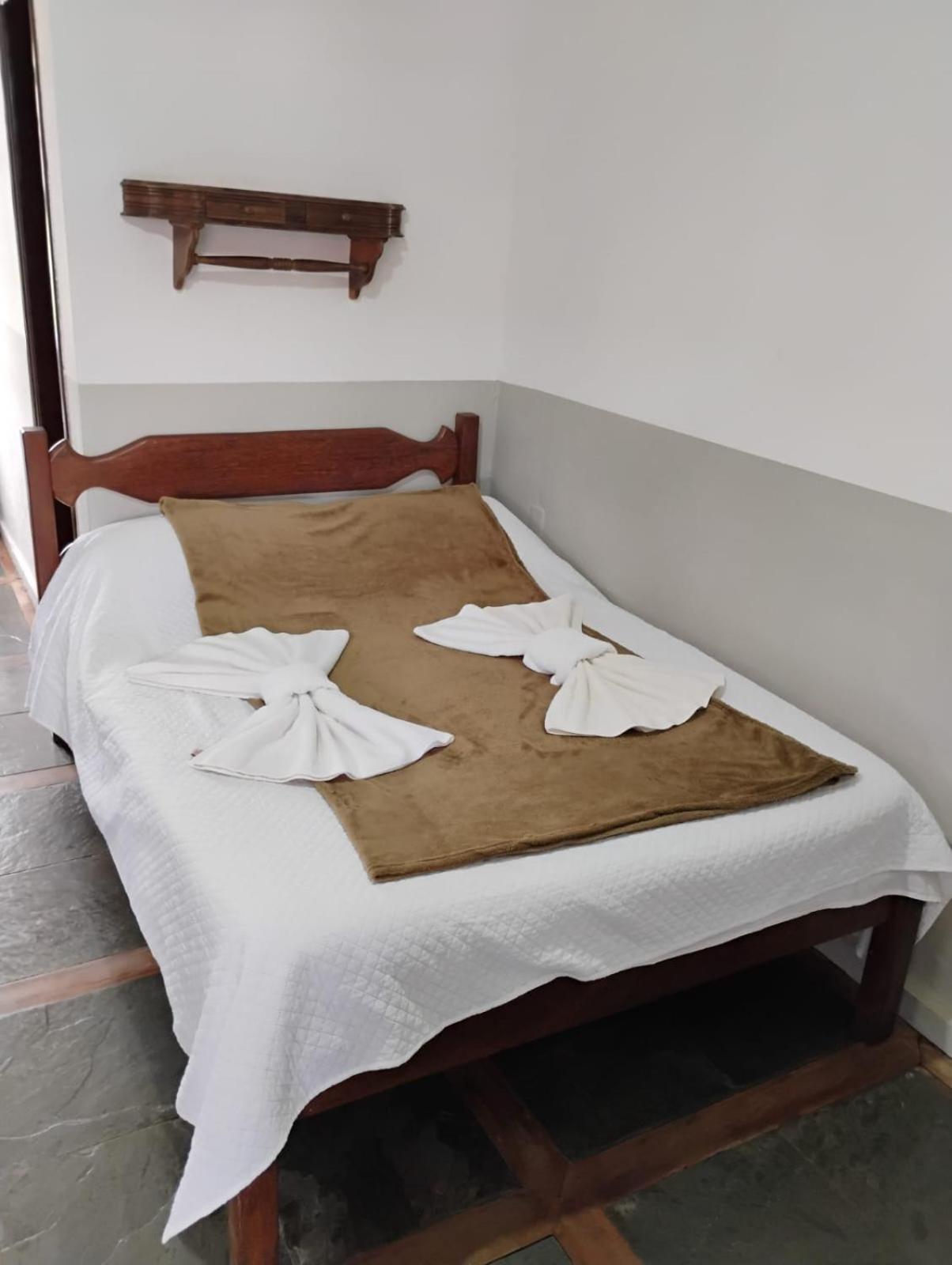 Quarto Econômico com Cama de Casal ou 2 de Solteiro