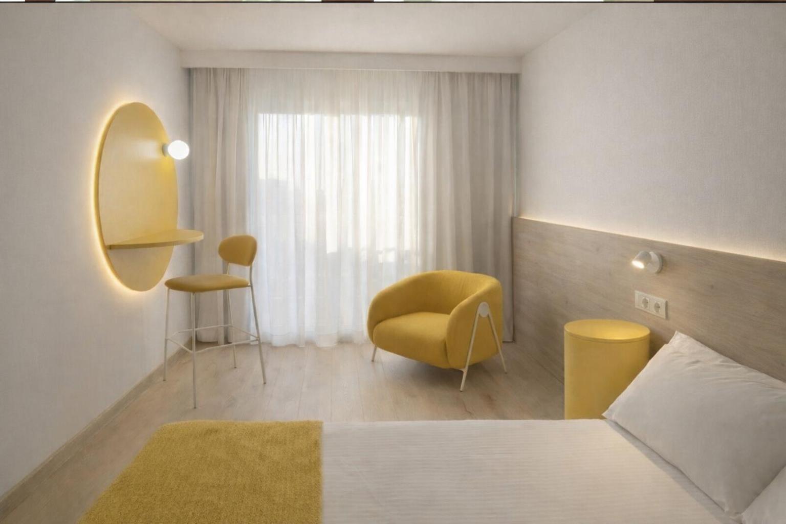 Habitación con cama extragrande y balcón