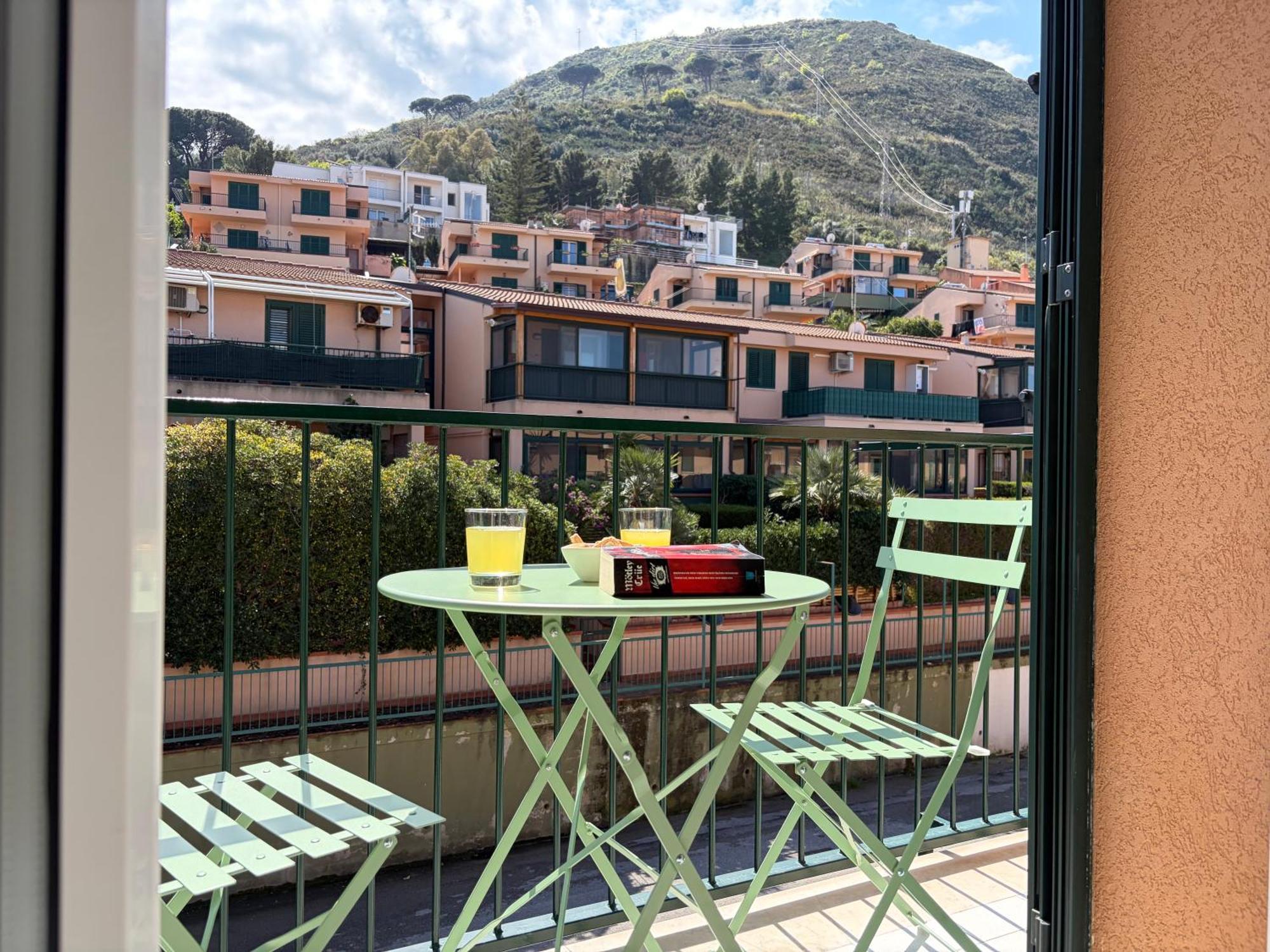 Driepersoonskamer met Balkon en Uitzicht op de Bergen