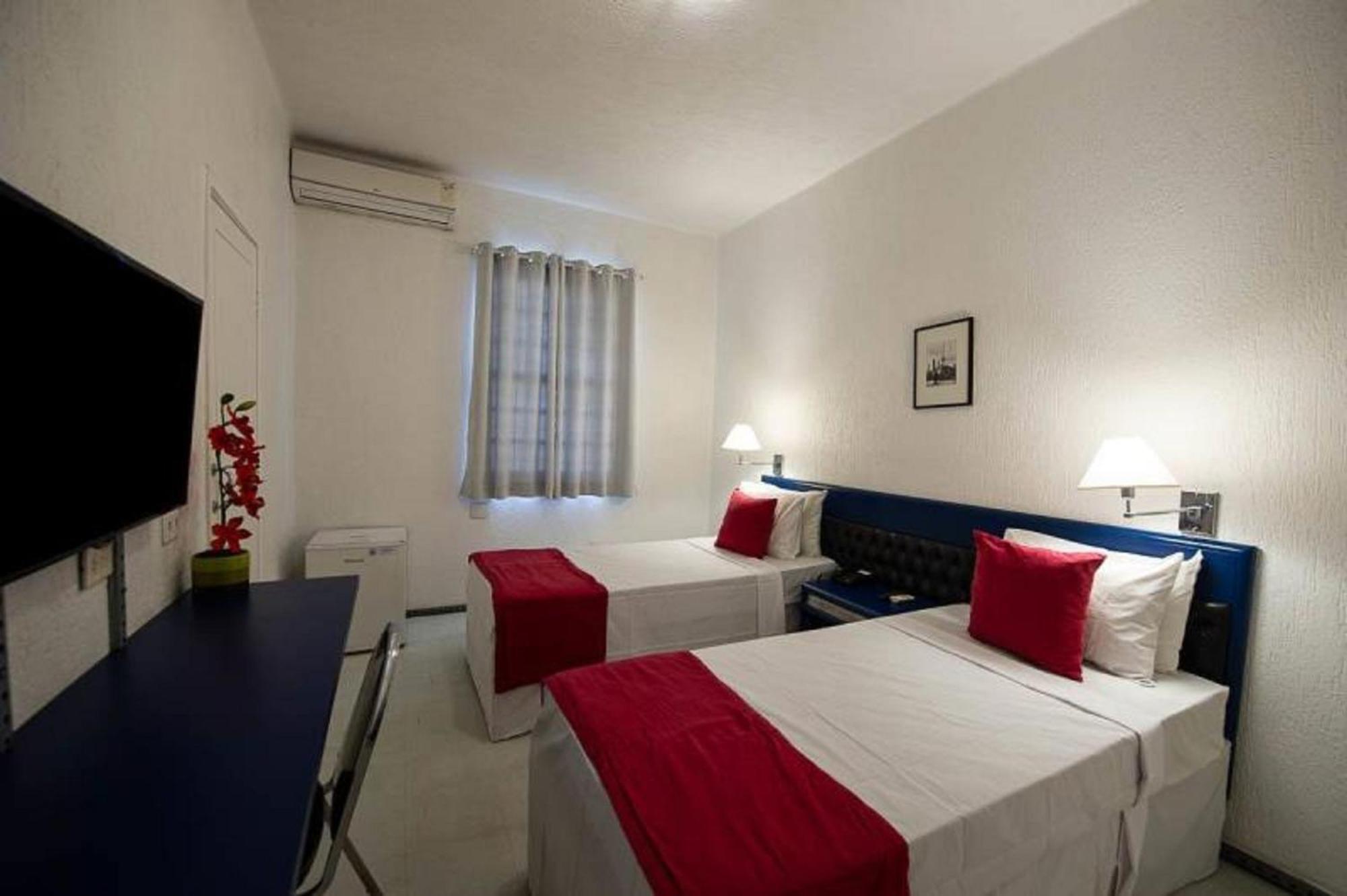 Quarto com 2 Camas de Solteiro