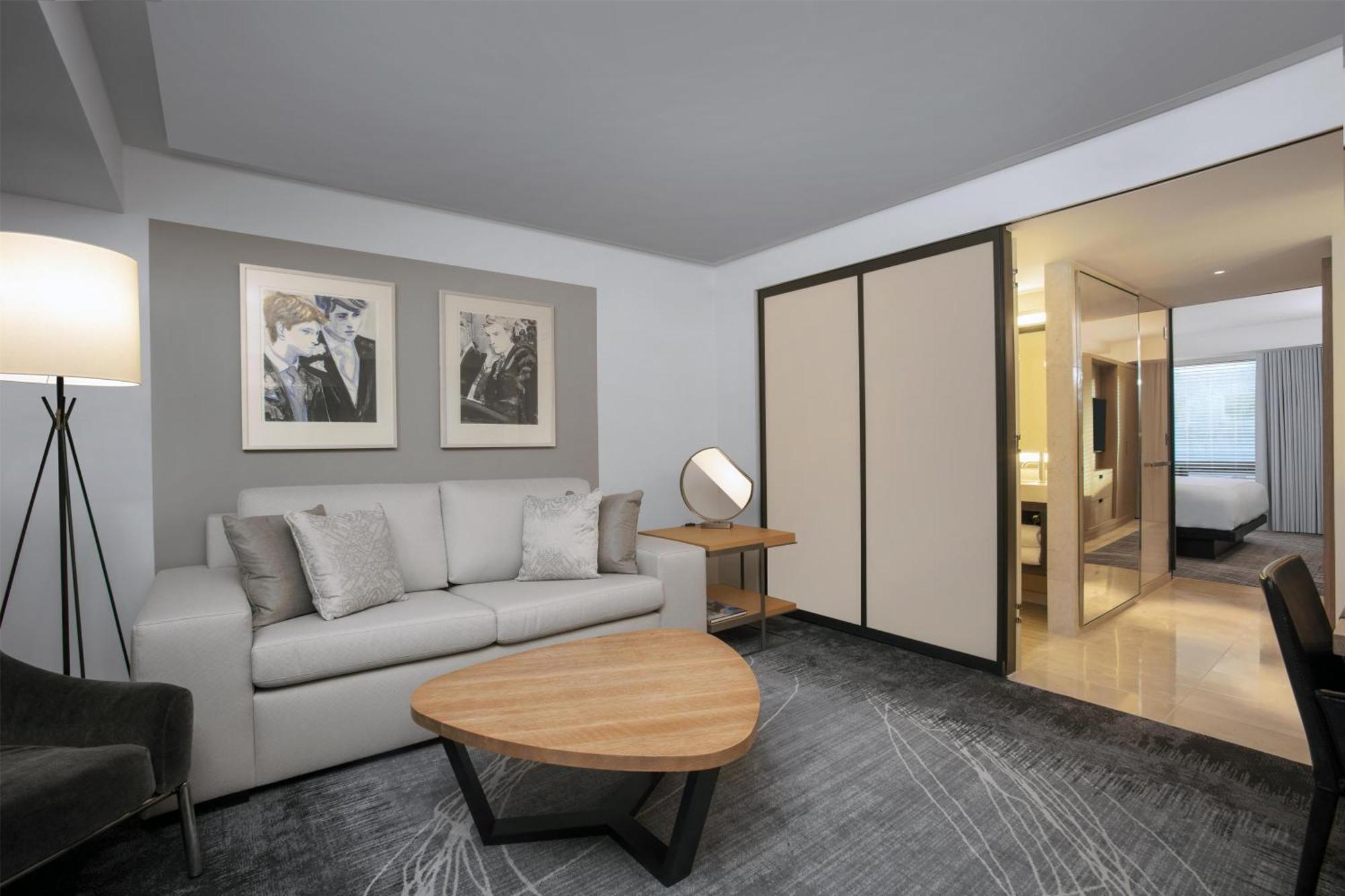 Suite mit Kingsize-Bett und Aussicht auf den Fluss