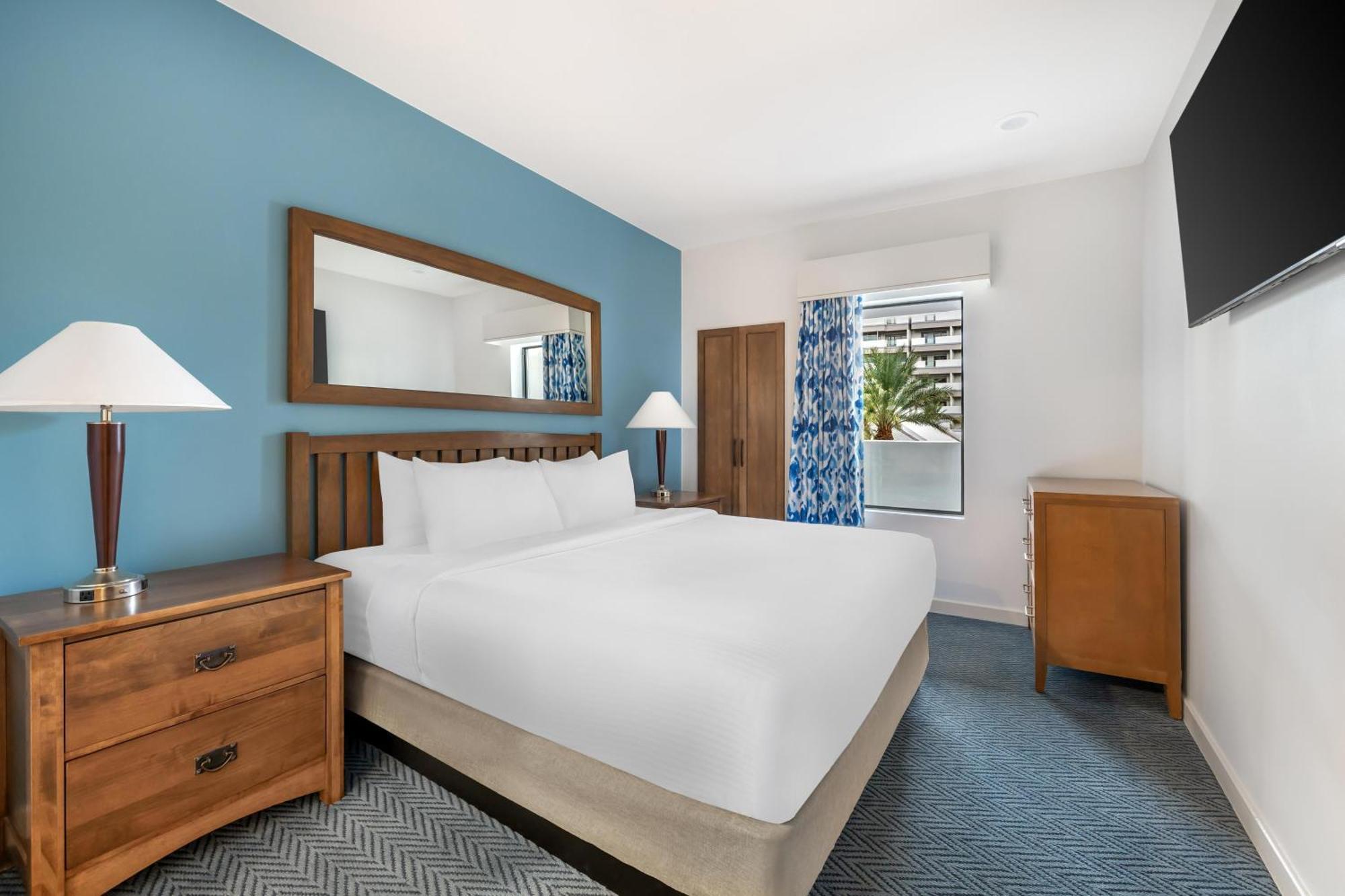 Two-Bedroom Suite with Accessible Tub,1758295308:JPEG
