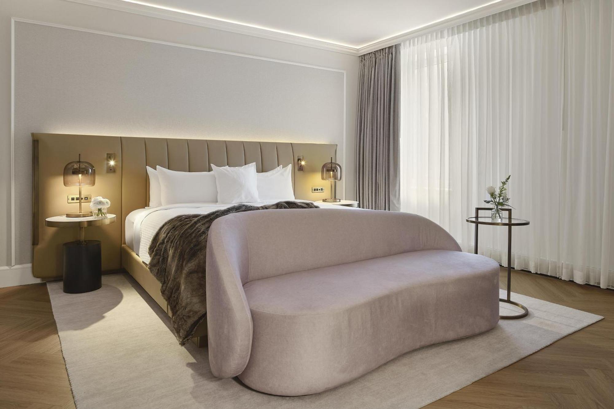 Habitación con cama extragrande y bañera accesible - Adaptada para personas con movilidad reducida
