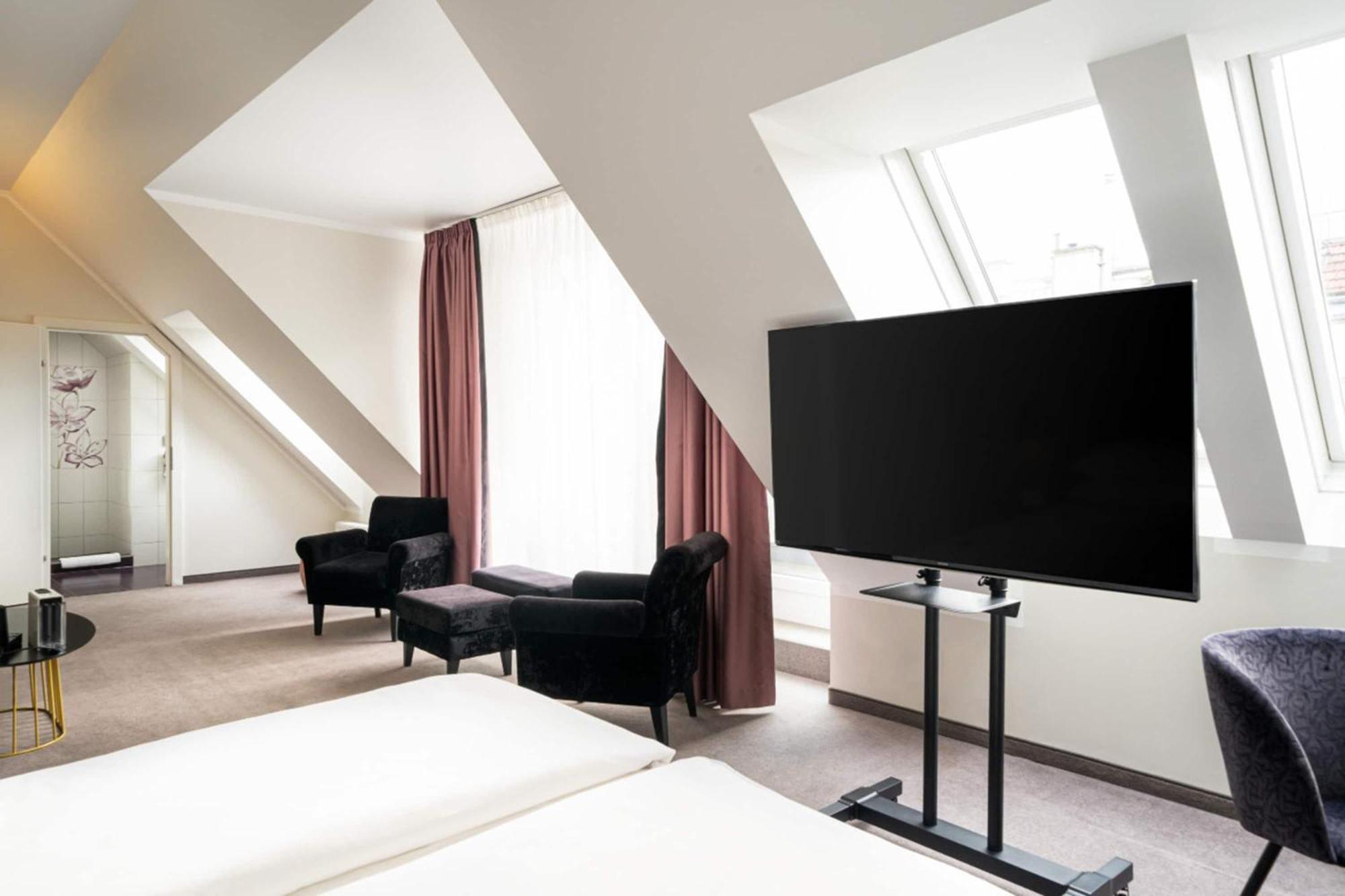 Family Room,1758345310:JPEG
