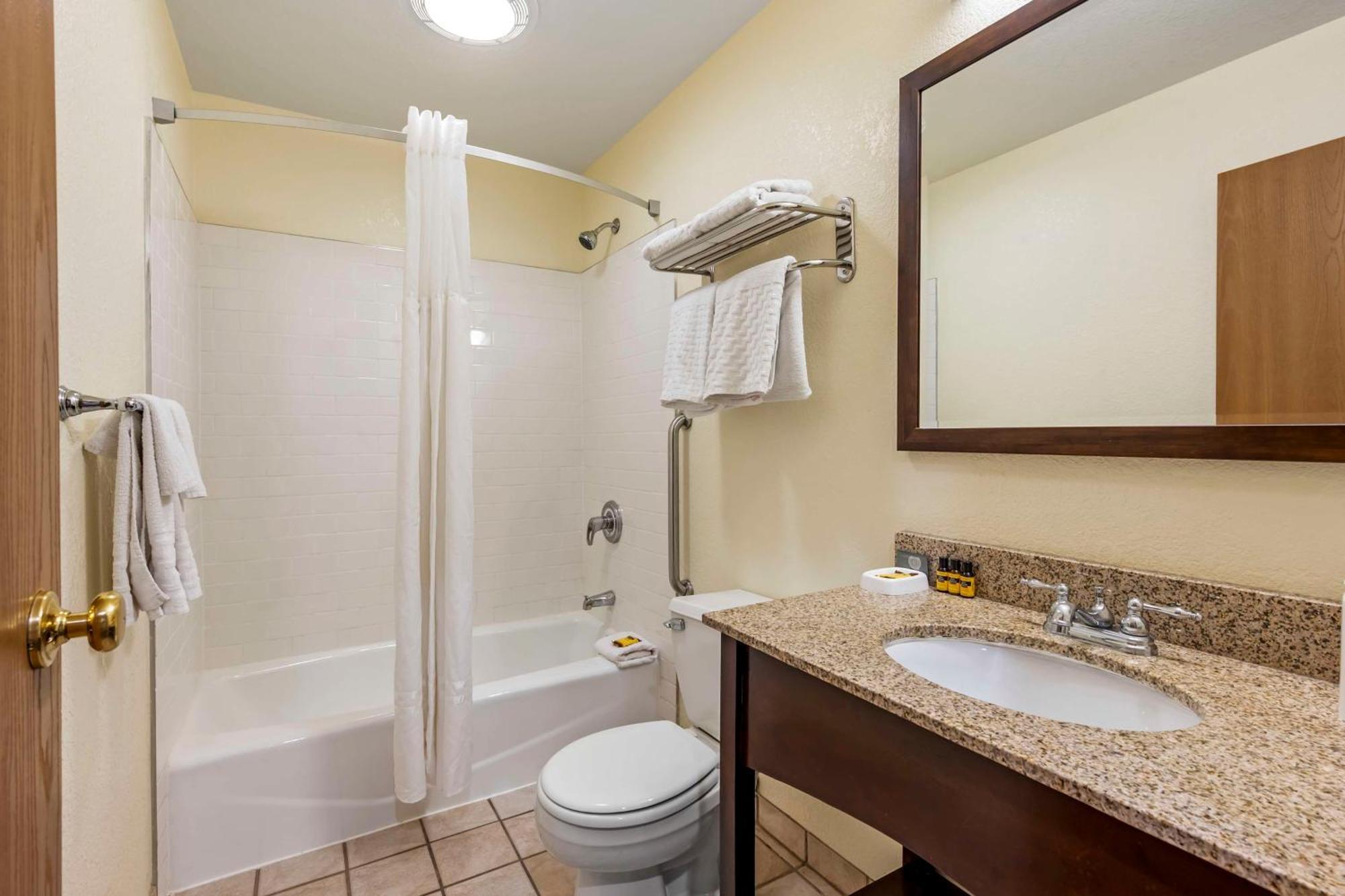 Suite with Four Queen Beds - Non-Smoking