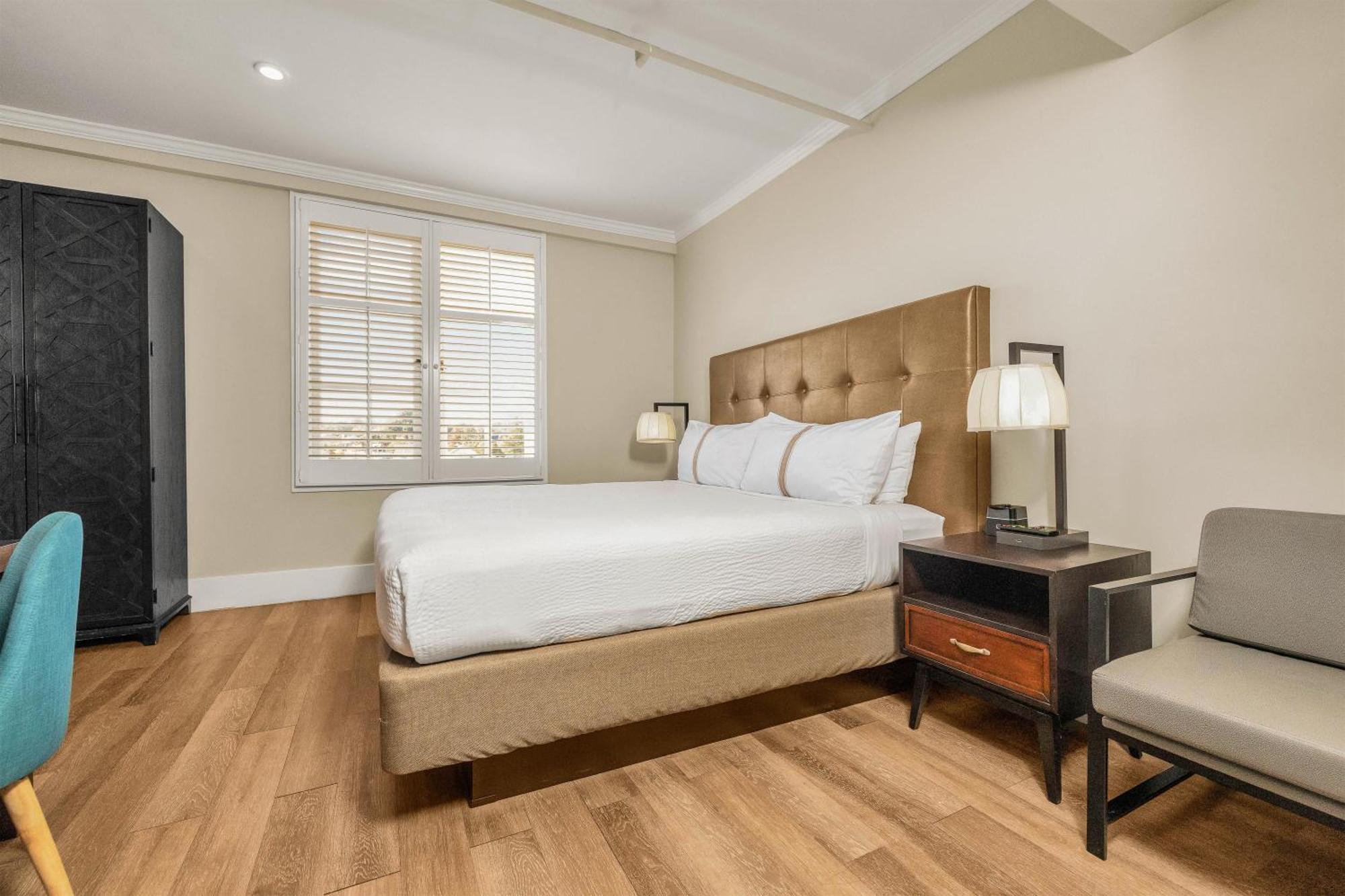 Deluxe King Room with Bathtub - Mobility/Hearing Accessible