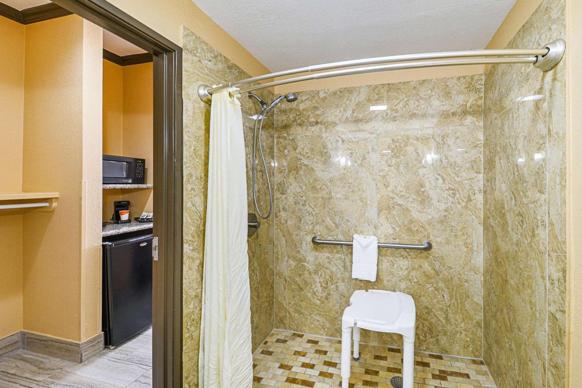 King Suite - Accessible/Non-Smoking