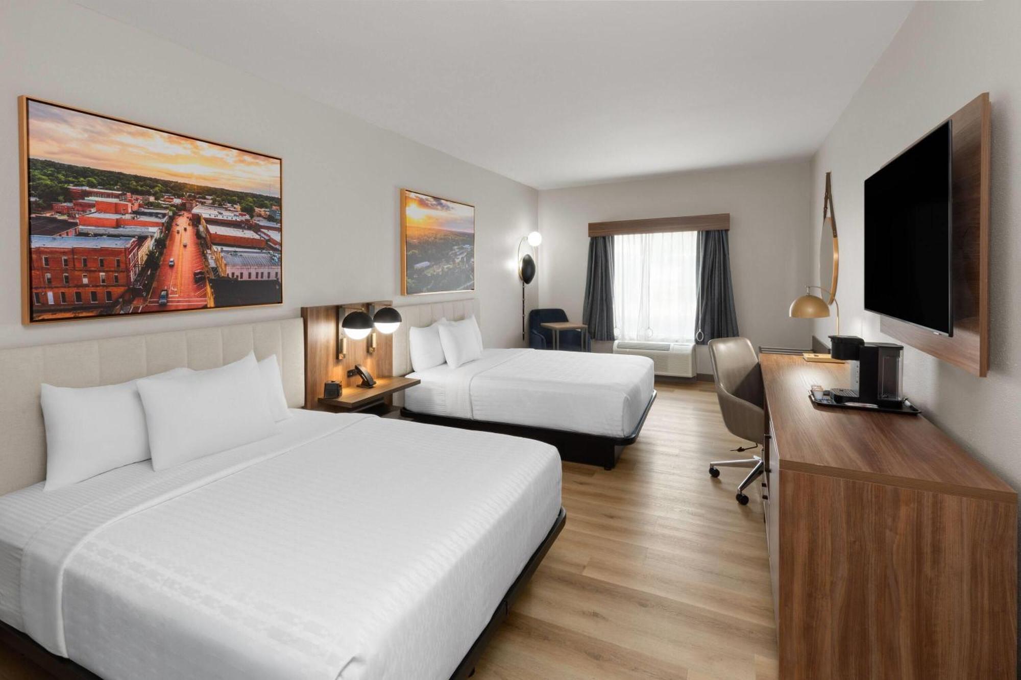 Double Room - Mobility Accessible with Tub with Grab Bars/Non-Smoking