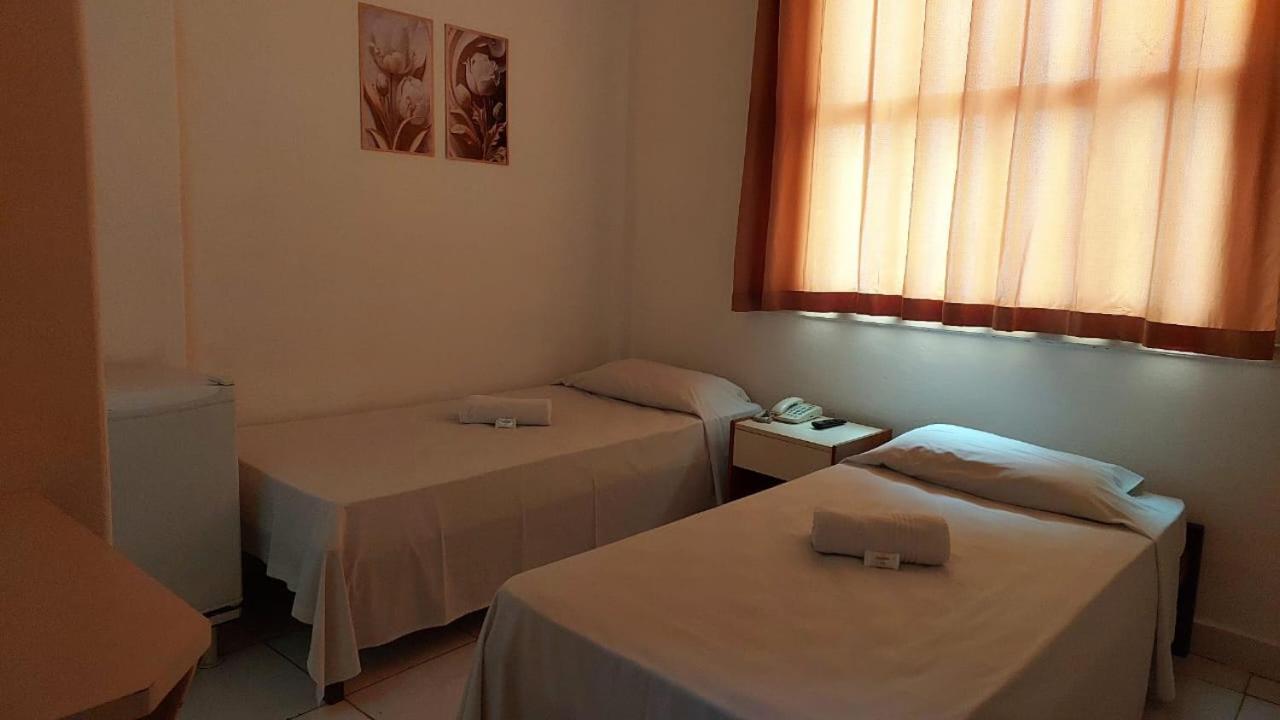 Quarto com 2 camas de solteiro com Ventilador