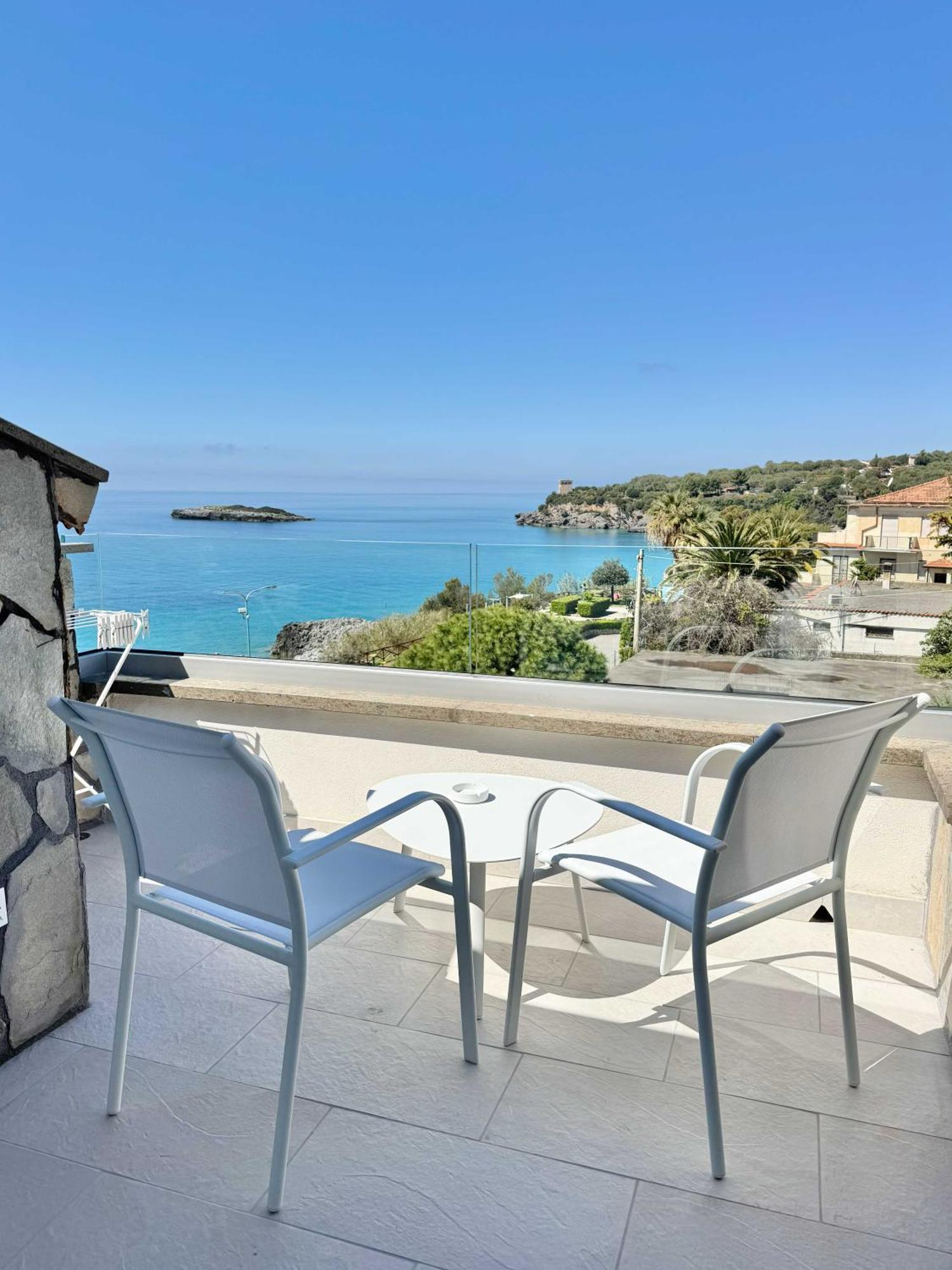 Camera Matrimoniale con Balcone e Vista Mare