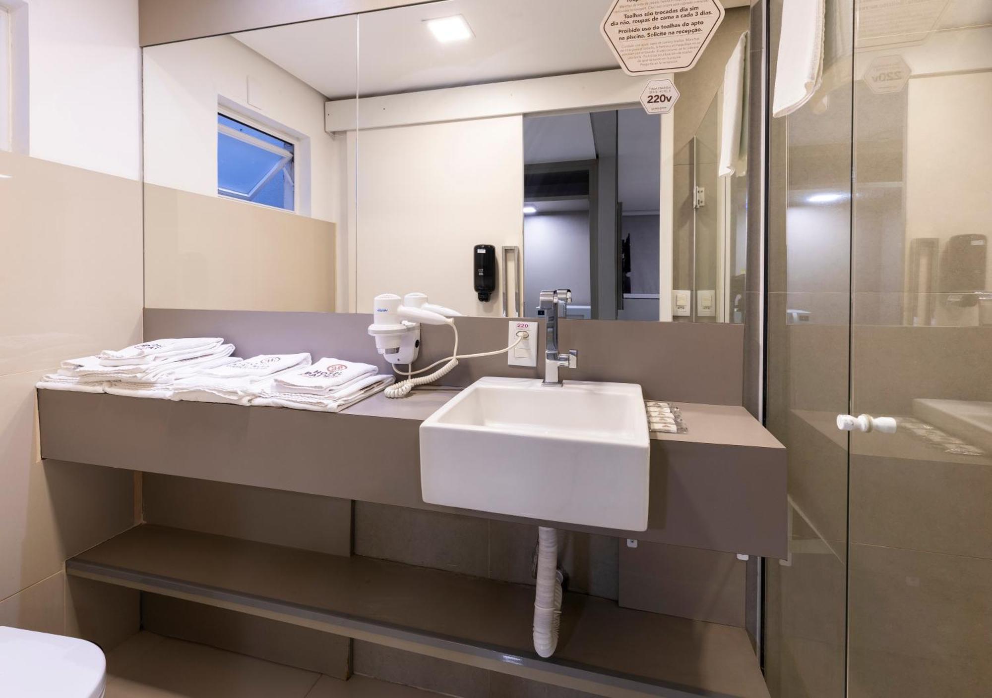 Quarto Família com 1 Cama de Casal e 3 Camas de Solteiro