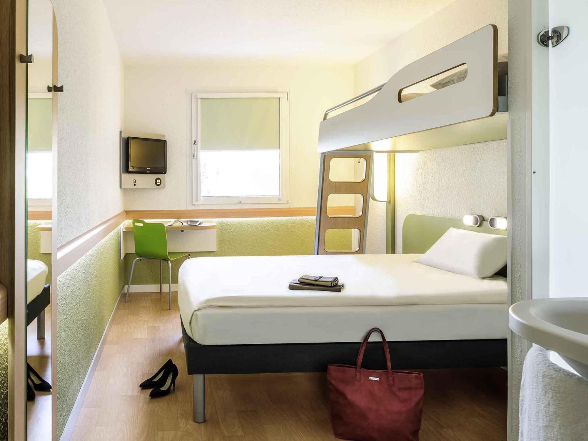 Chambre Triple avec 1 Lit Double et 1 Lit Superposé