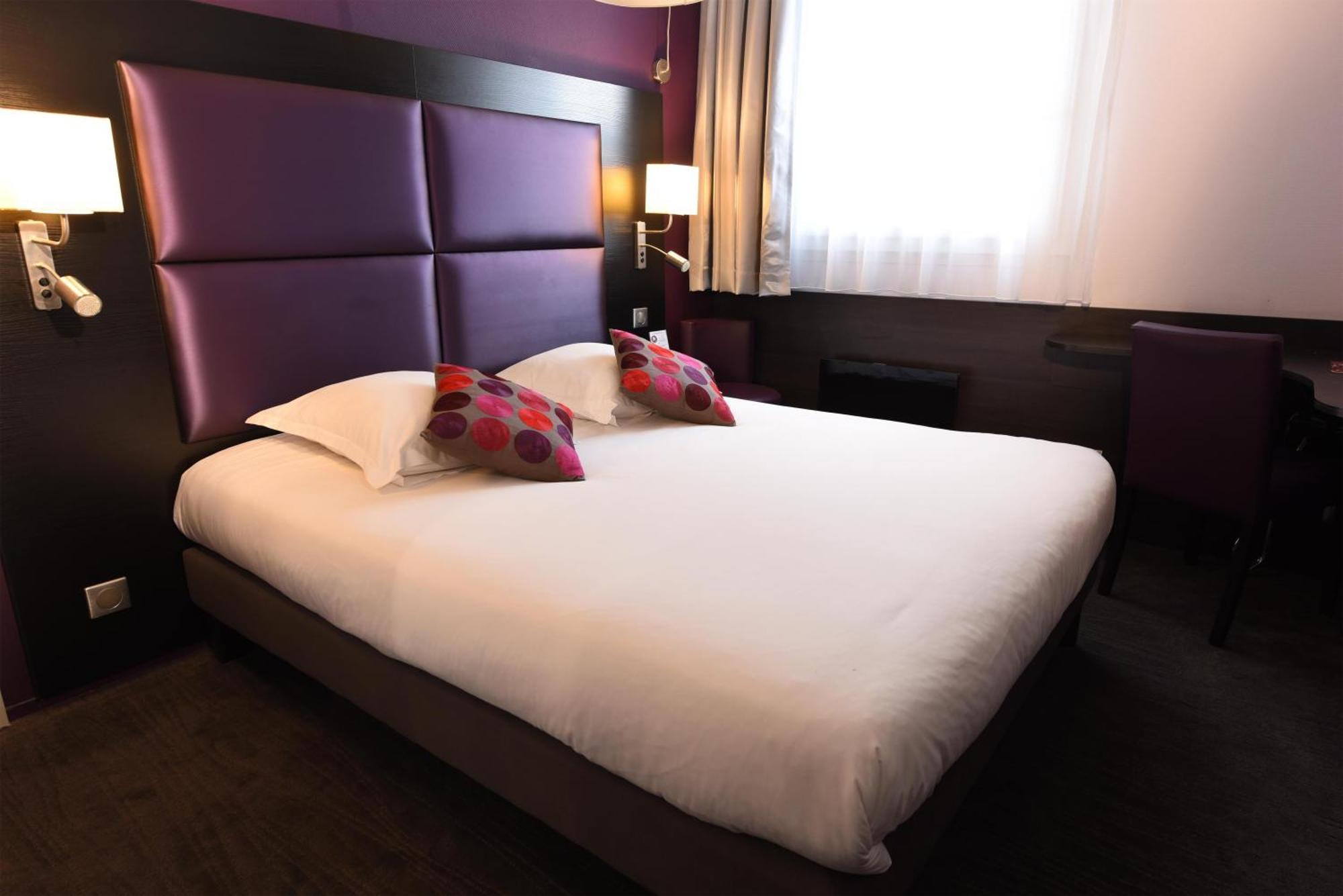 Chambre Lit Queen-Size Confort - Vue sur Cour - Non-Fumeurs