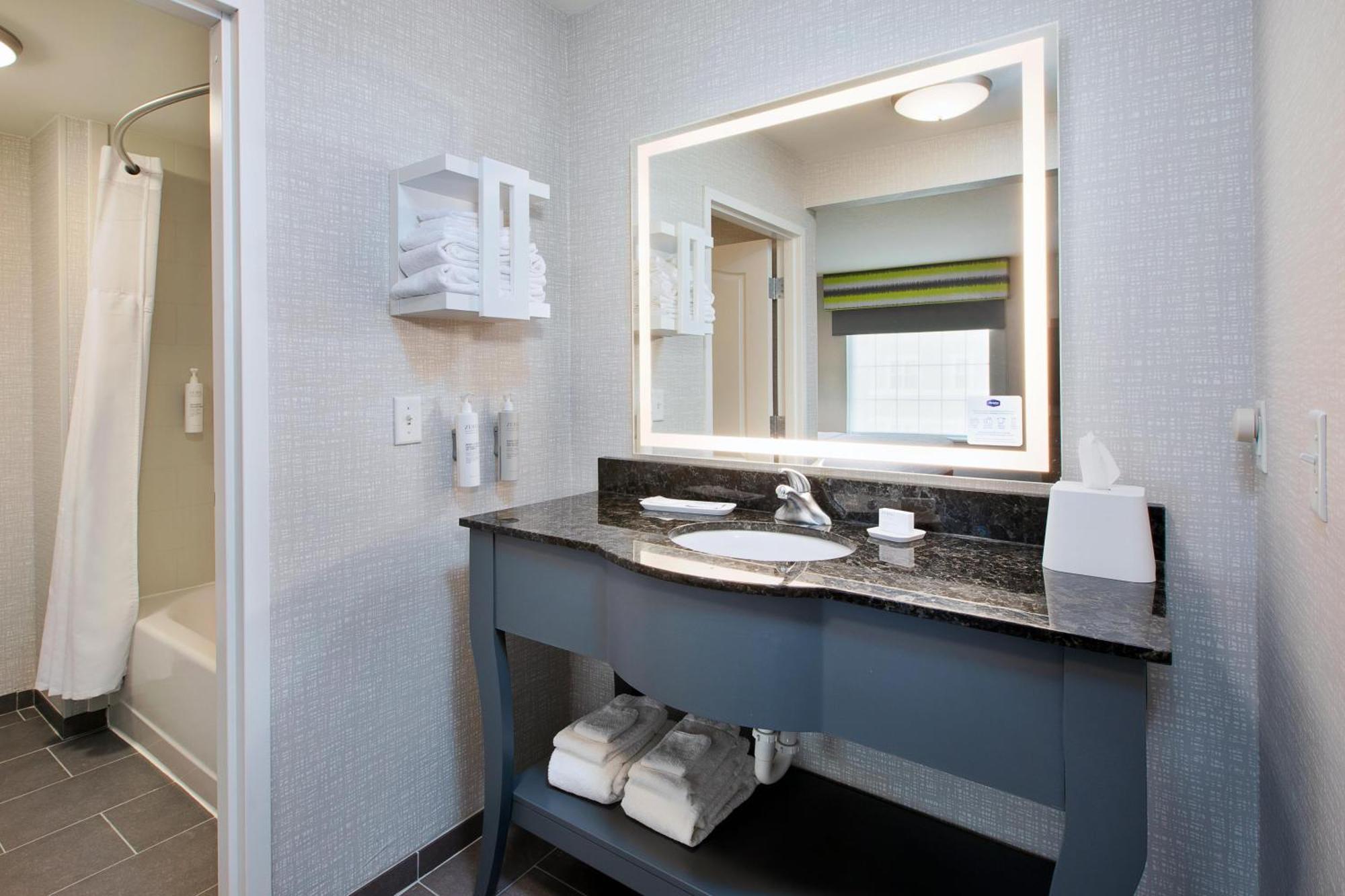 King Studio Suite with Wet Bar - Non-Smoking