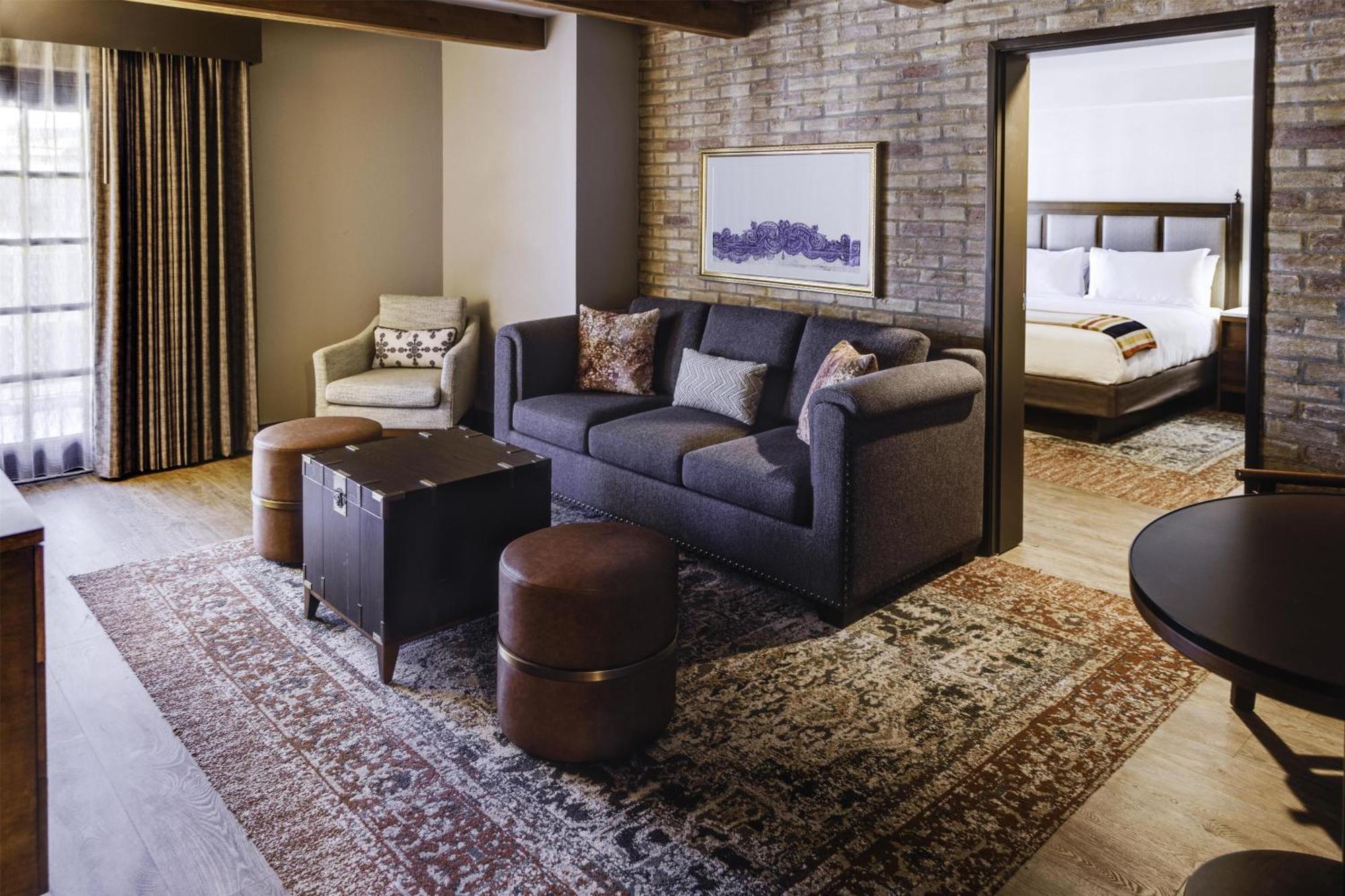 One-Bedroom Parlor Suite,1765819597:JPEG