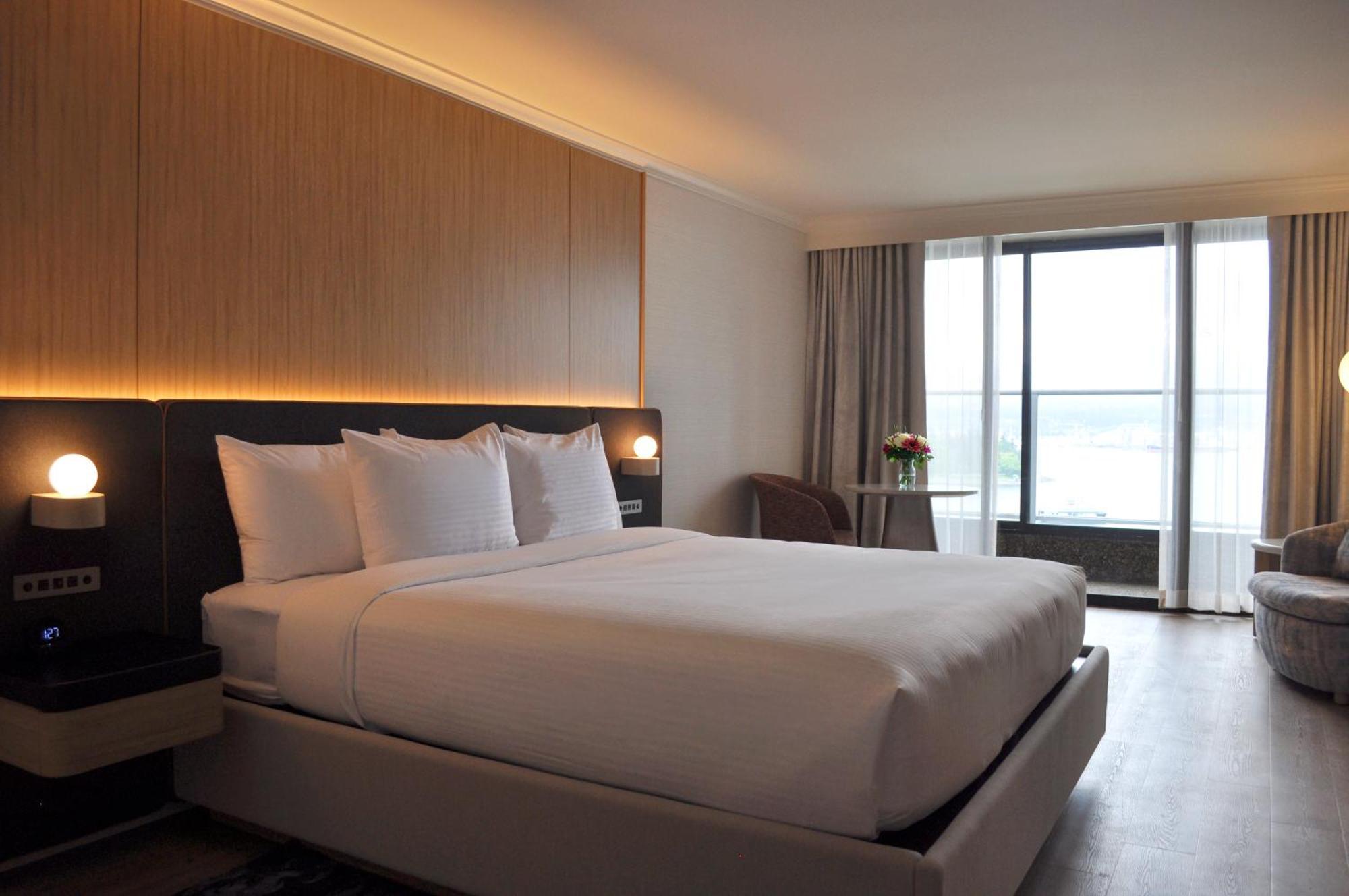 New King Harbourview Deluxe