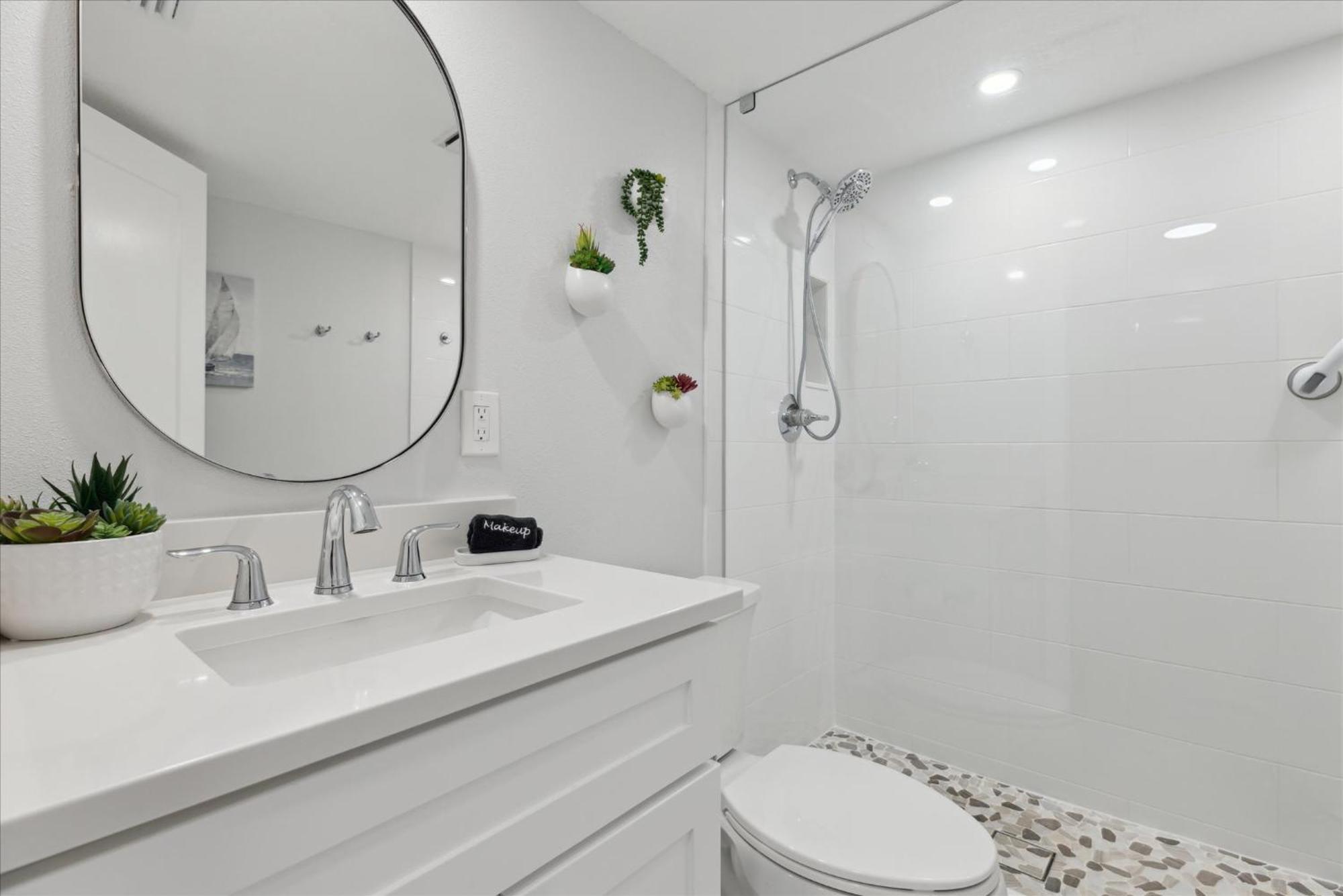 Ground Floor Walkout Beachside Apartment with Patio - Unit 17