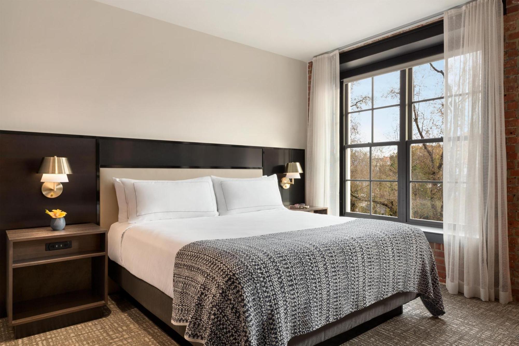 Factory King Room with Park View - Hearing Access