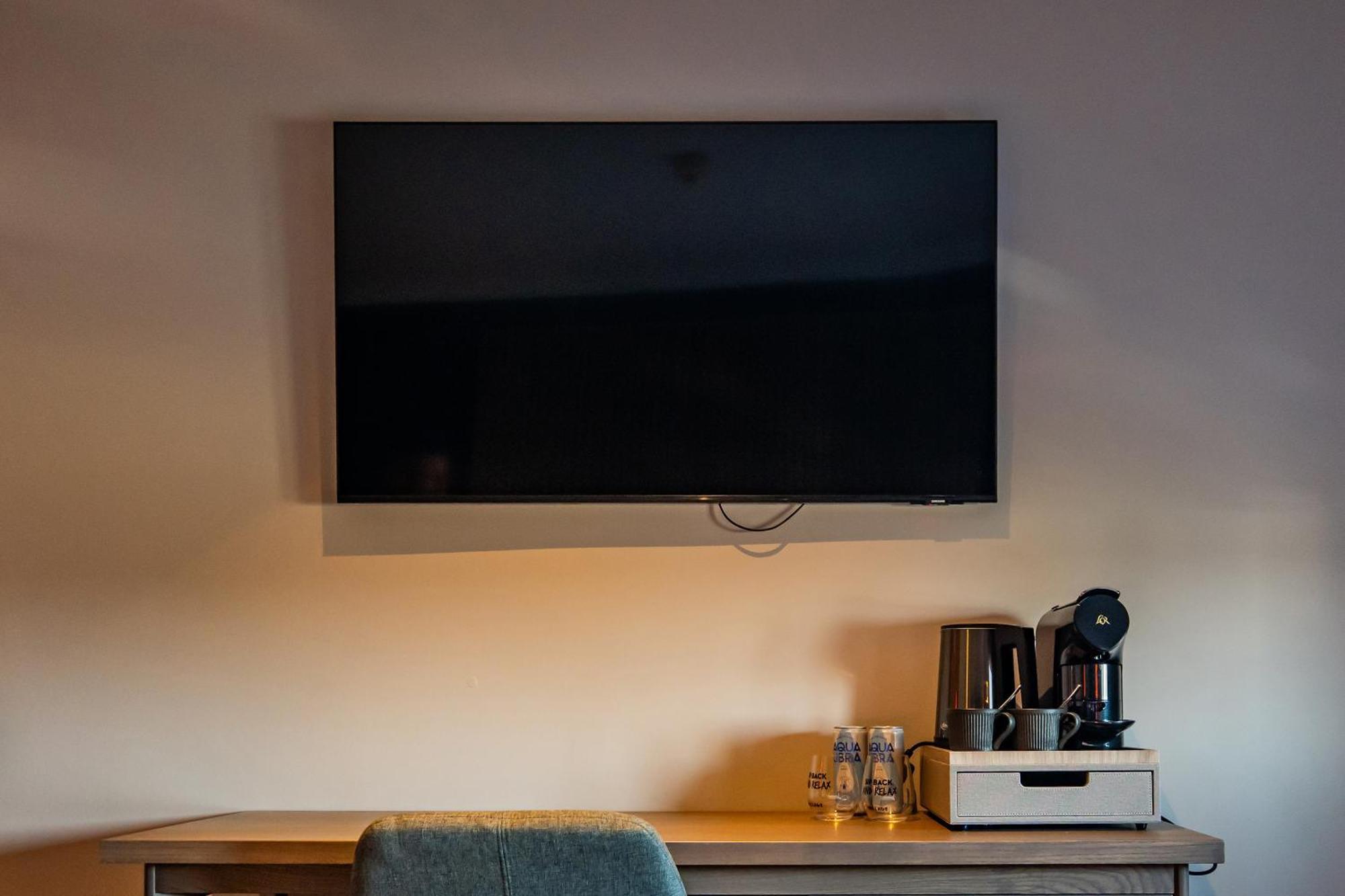 CLUB ROOM (FREE PARKING, GYM & POOL ACCESS)