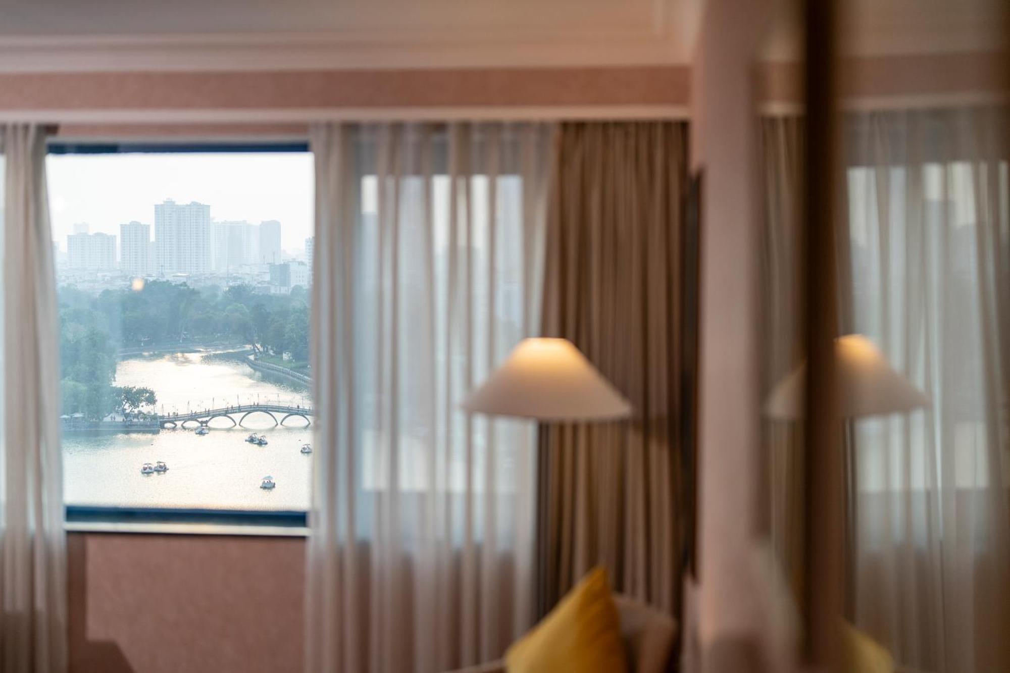 Grand Deluxe King Bed  Lake View