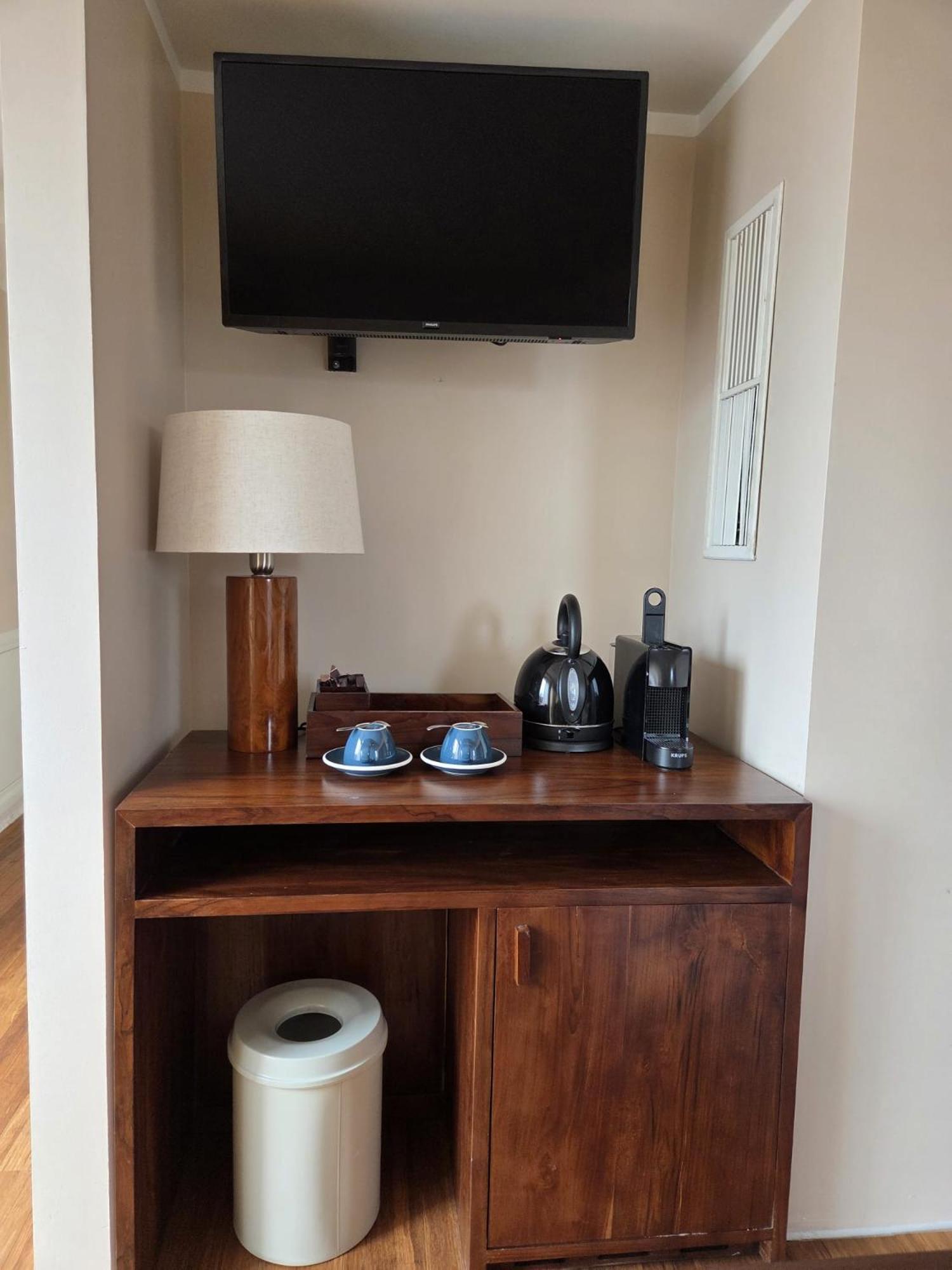 Suite con cama grande y balcón