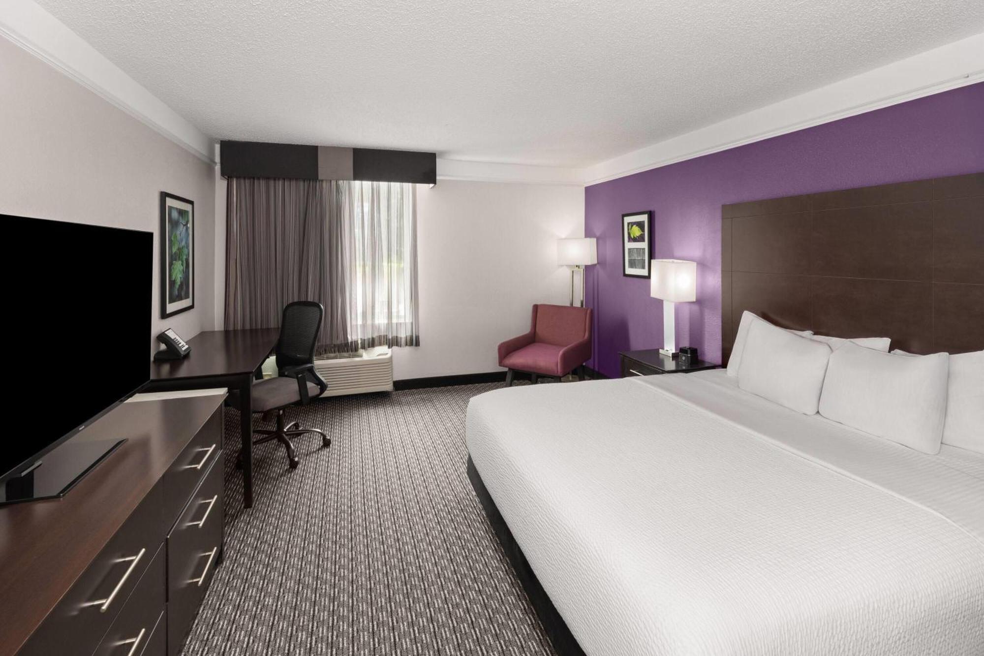 King Room with One King Bed and Bathtub - Non-Smoking