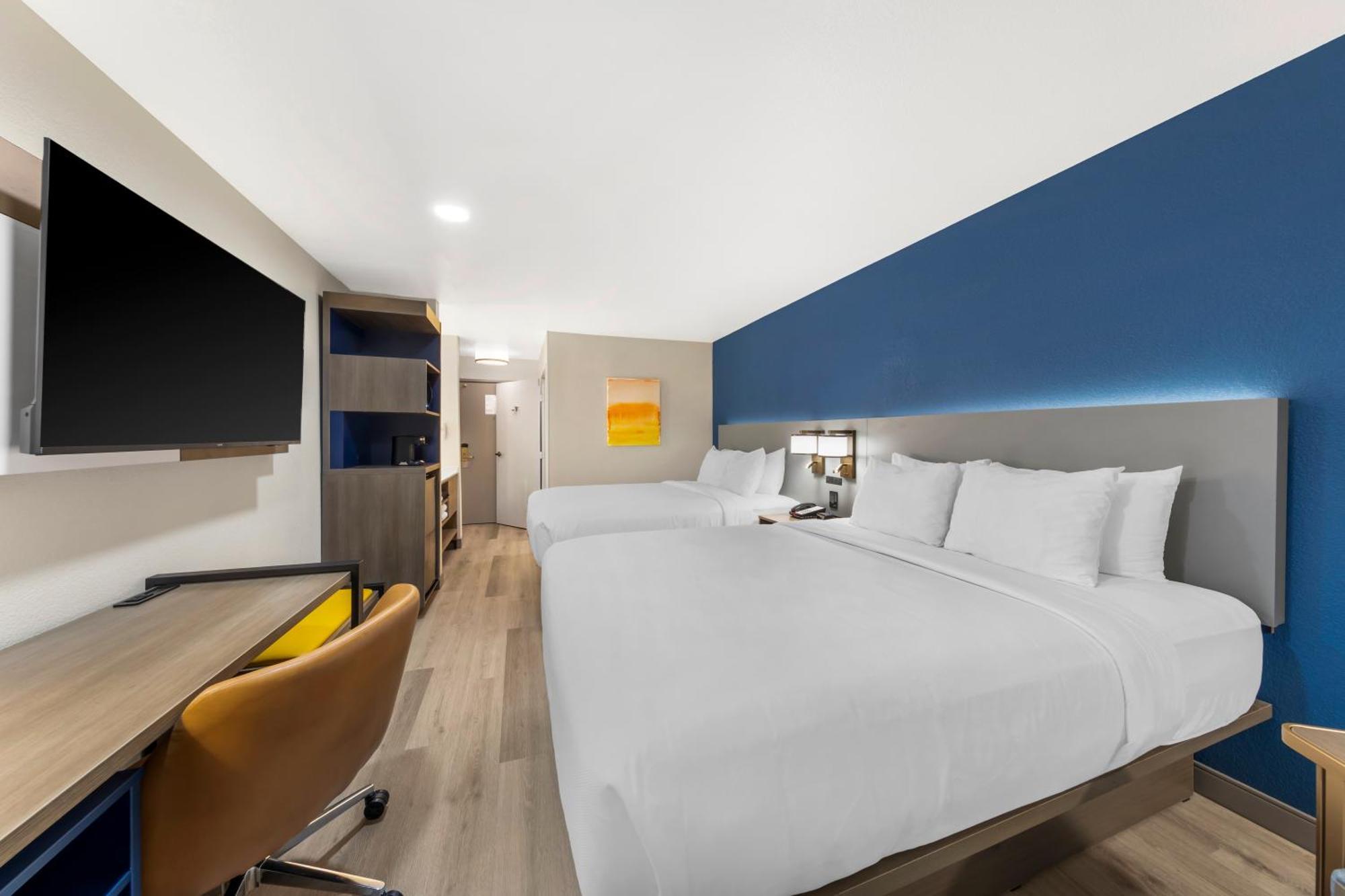 Quadruple Room with Two Queen Beds - Non Smoking/Interior Corridor