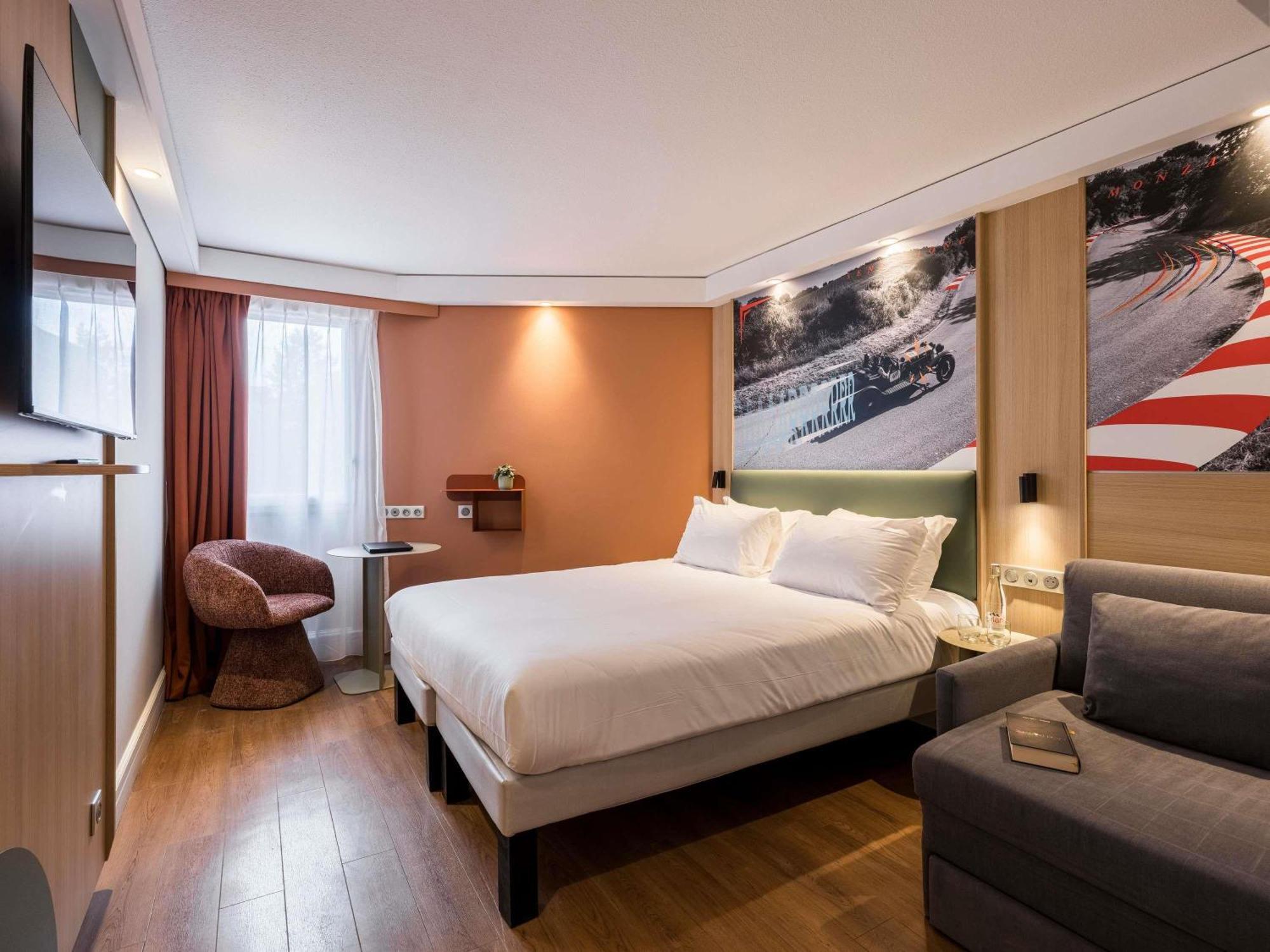 Camera Comfort con Letto Matrimoniale e Divano-Letto Singolo