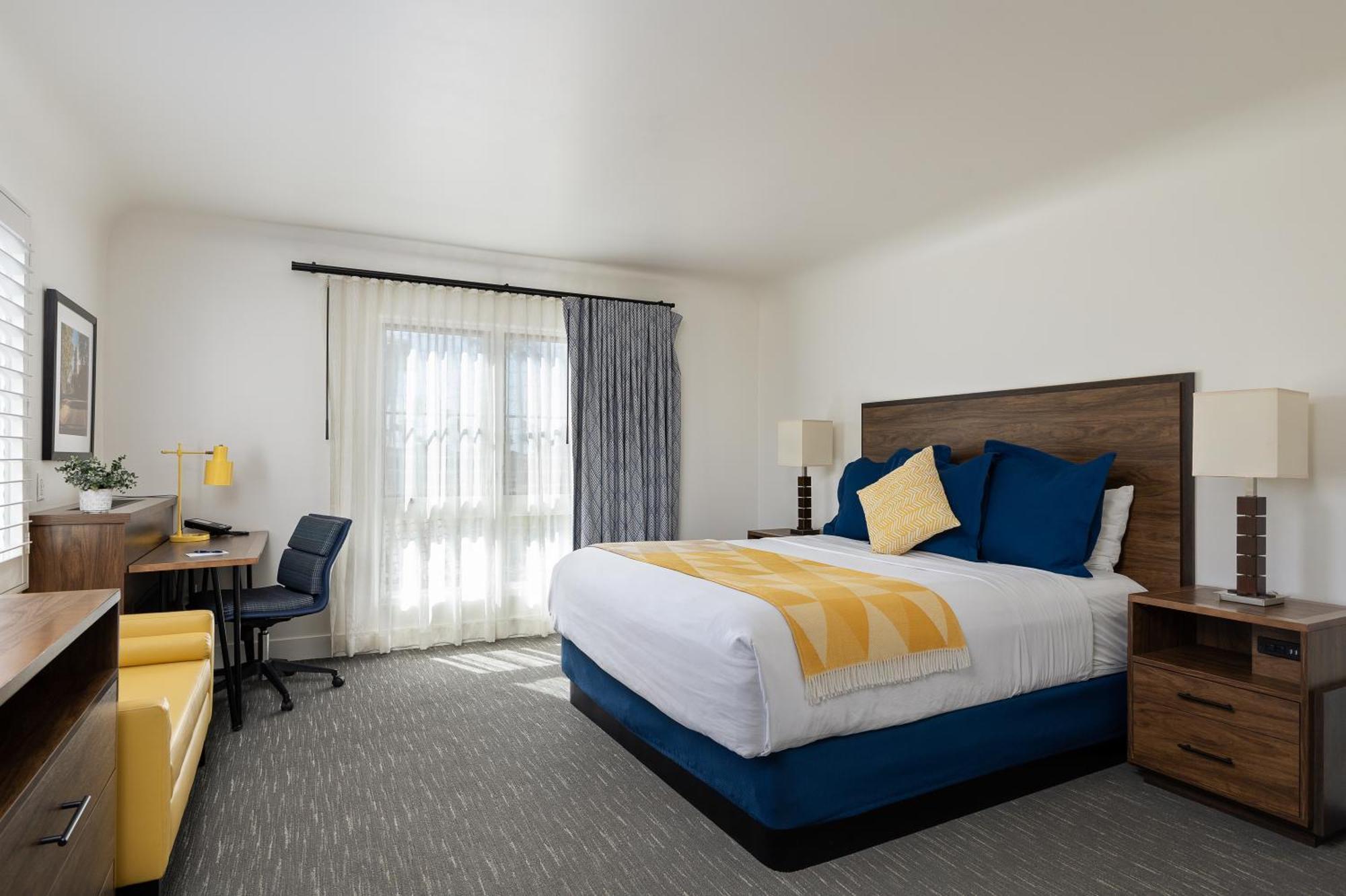 Deluxe Room with 1 King bed