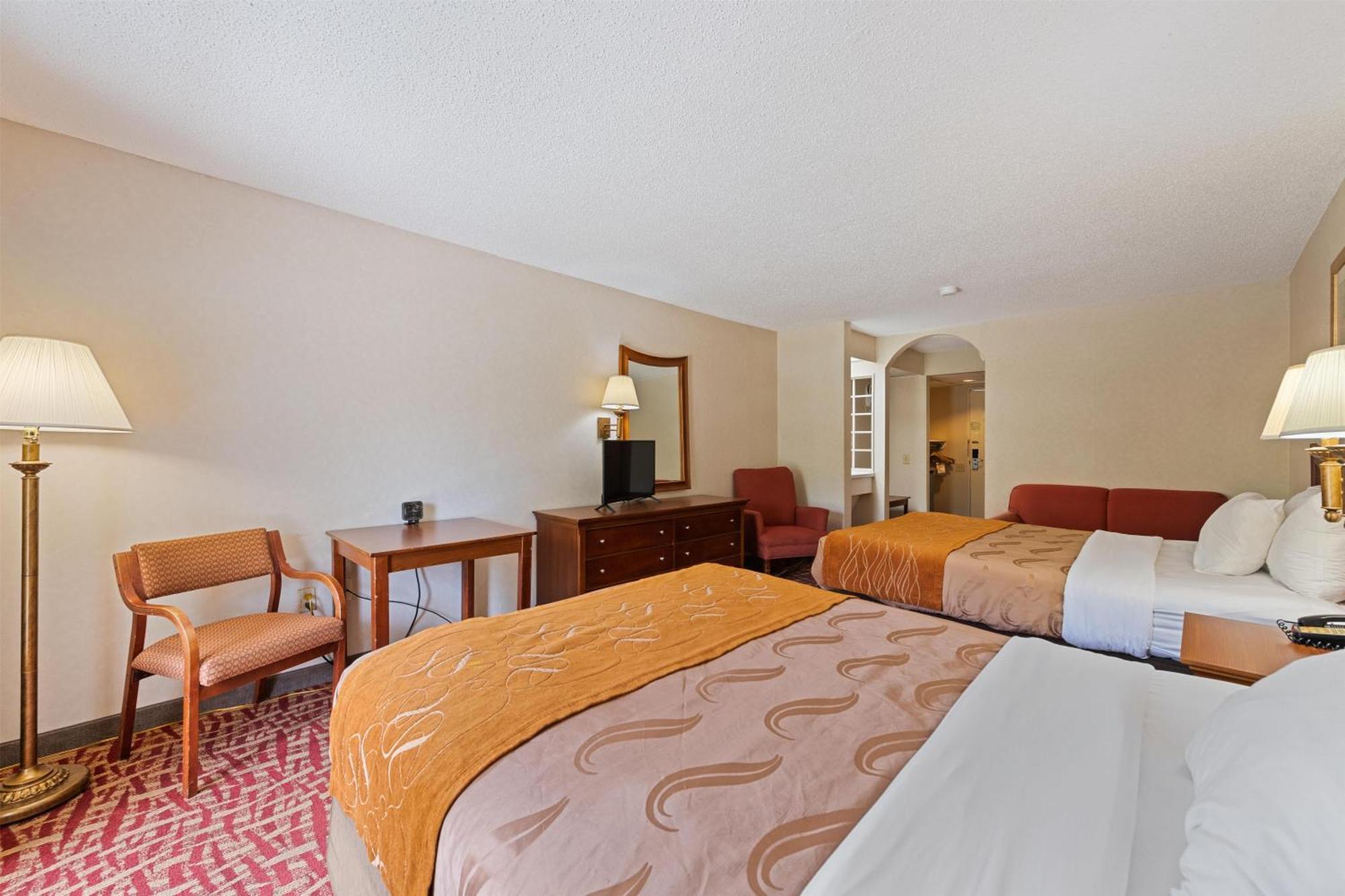 Queen Room with Two Queen Beds and Balcony - River View/Non-Smoking