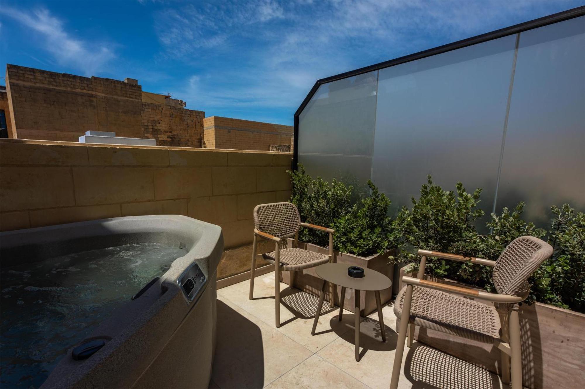 Deluxe King Room with Balcony and Hot Tub - Non-Smoking